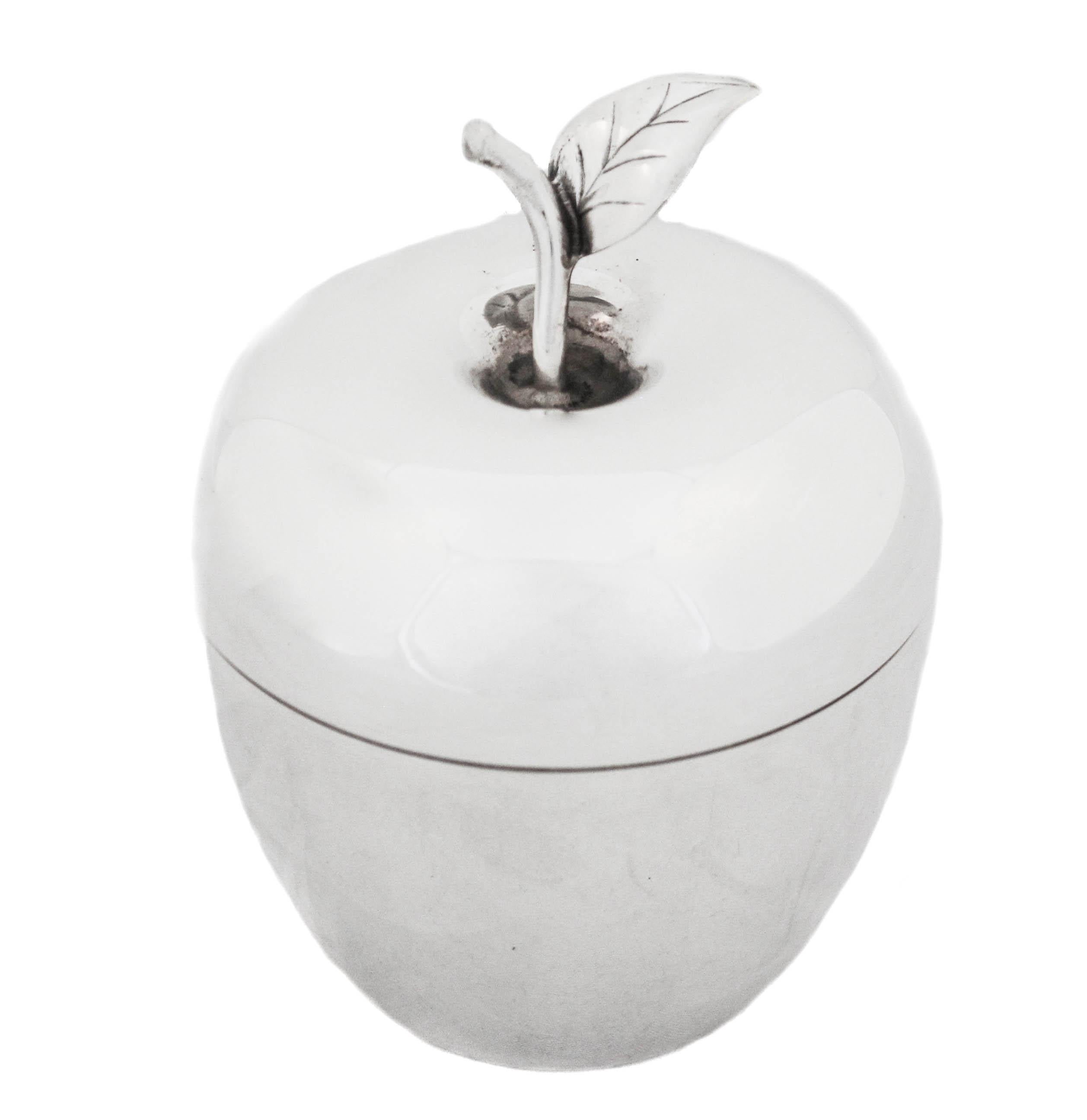 Estamos encantados de ofrecerte este tarro de manzanas de plata de ley de la mundialmente conocida Tiffany & Company.  Tiene la forma de una manzana real con un corazón y una hoja, se abre y puede contener mermelada, miel o cualquier otro