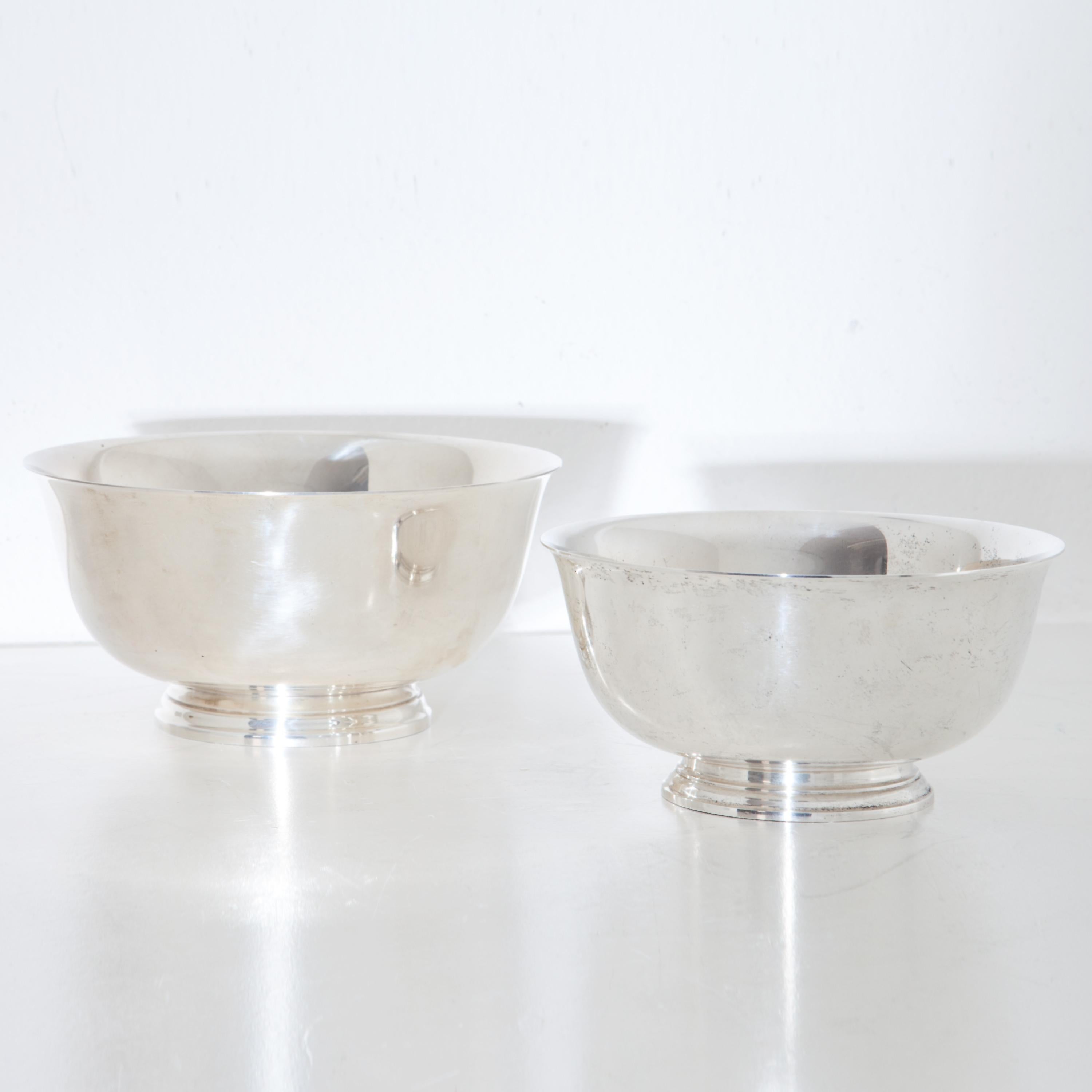 Pair of sterling silver bowls by Tiffany on a round profiled base and smooth slightly tulip-shaped wall. Stamped at the bottom. 387g and 476g. (dimensions small bowl: 8.5 x Ø 17.5 cm).