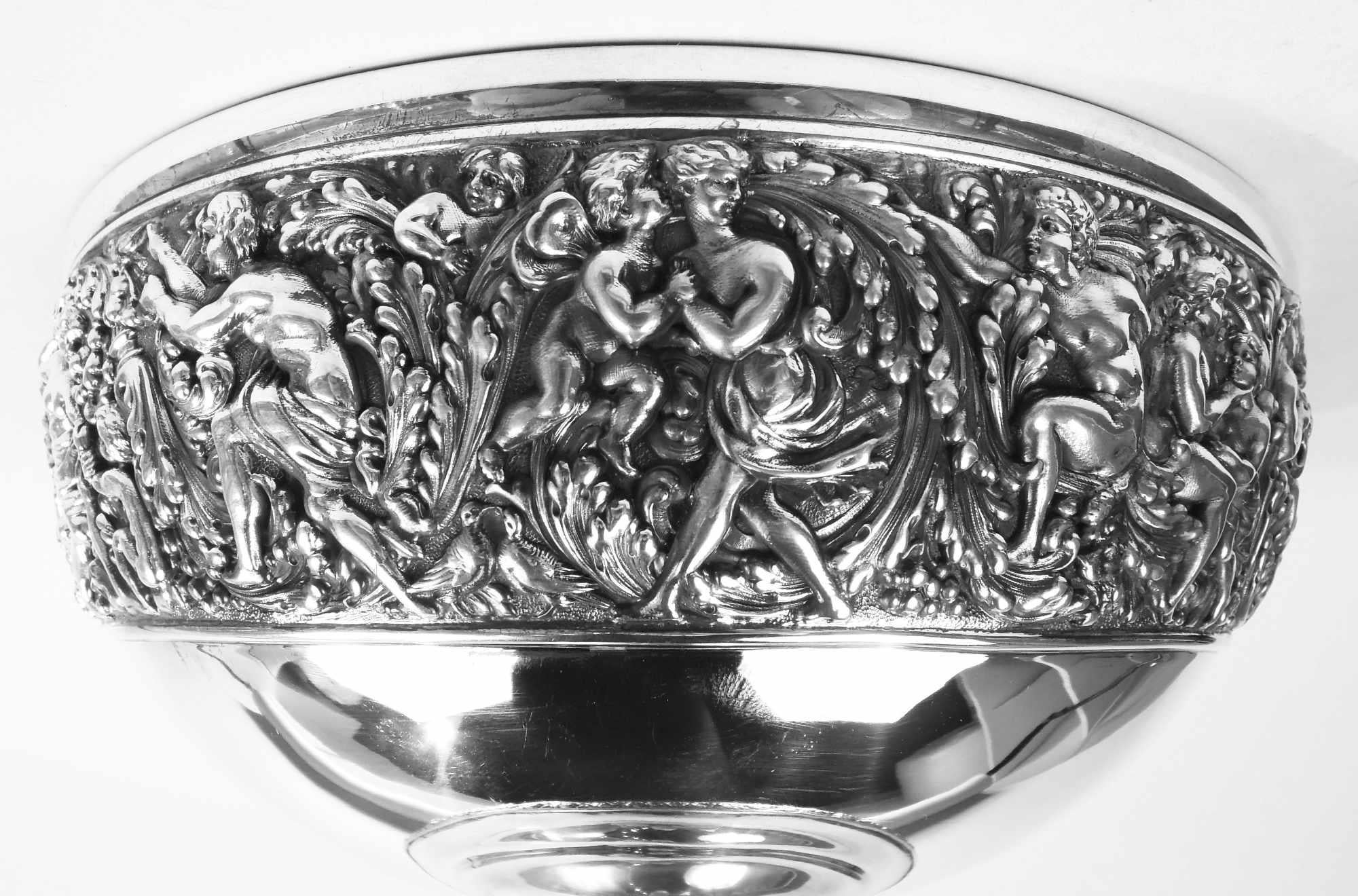 Tiffany Sterling Silver Centerpiece Bowl in Beaux Arts Olympian In Good Condition For Sale In New York, NY