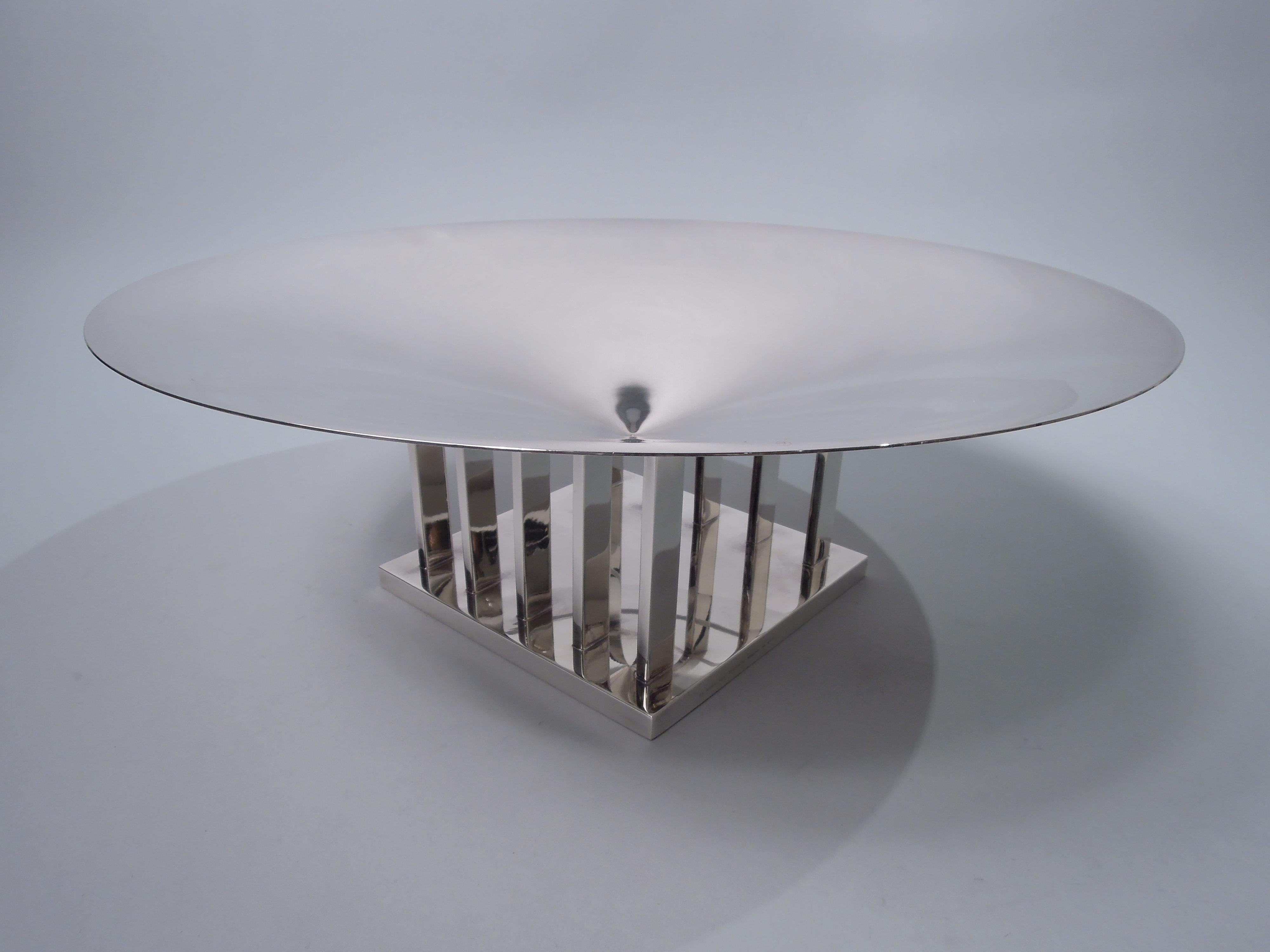 Centro geométrico de plata de ley, sobrio y moderno, según diseño de Frank Lloyd Wright. Comercializado por Tiffany & Co. en Nueva York. Cono grande y poco profundo desmontable colocado en un cono pequeño poco profundo montado en dos filas de