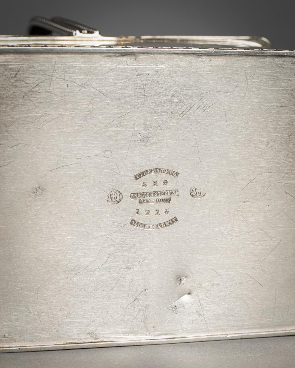 Il corpo e i coperchi sono finemente incisi con decorazioni classiche ad anthemion, con bordi a tasto, un lato leggermente inciso con il monogramma. 