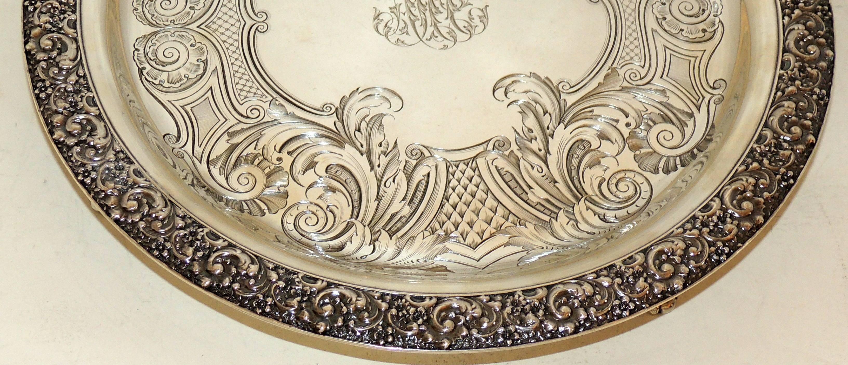 Un merveilleux plateau de service ou centre de table en argent sterling Tiffany finement gravé, rond et avec des pieds.
