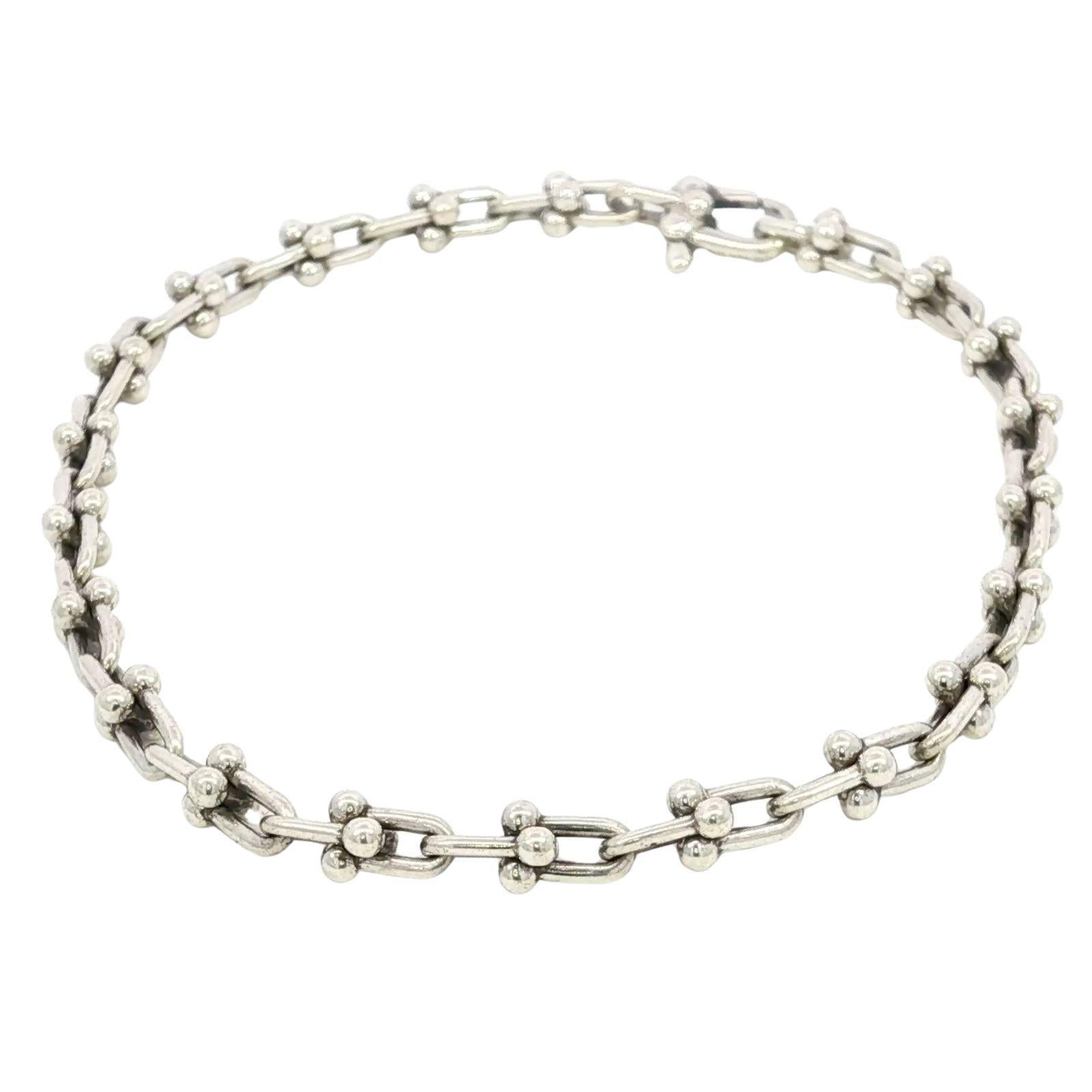 Tiffany A. Silver Bracciale Micro Link in argento massiccio lungo 7 pollici 

Questo elegante braccialetto di Tiffany & Co. è realizzato in argento sterling e progettato con una serie di maglie interconnesse, ciascuna accentuata da dettagli sferici