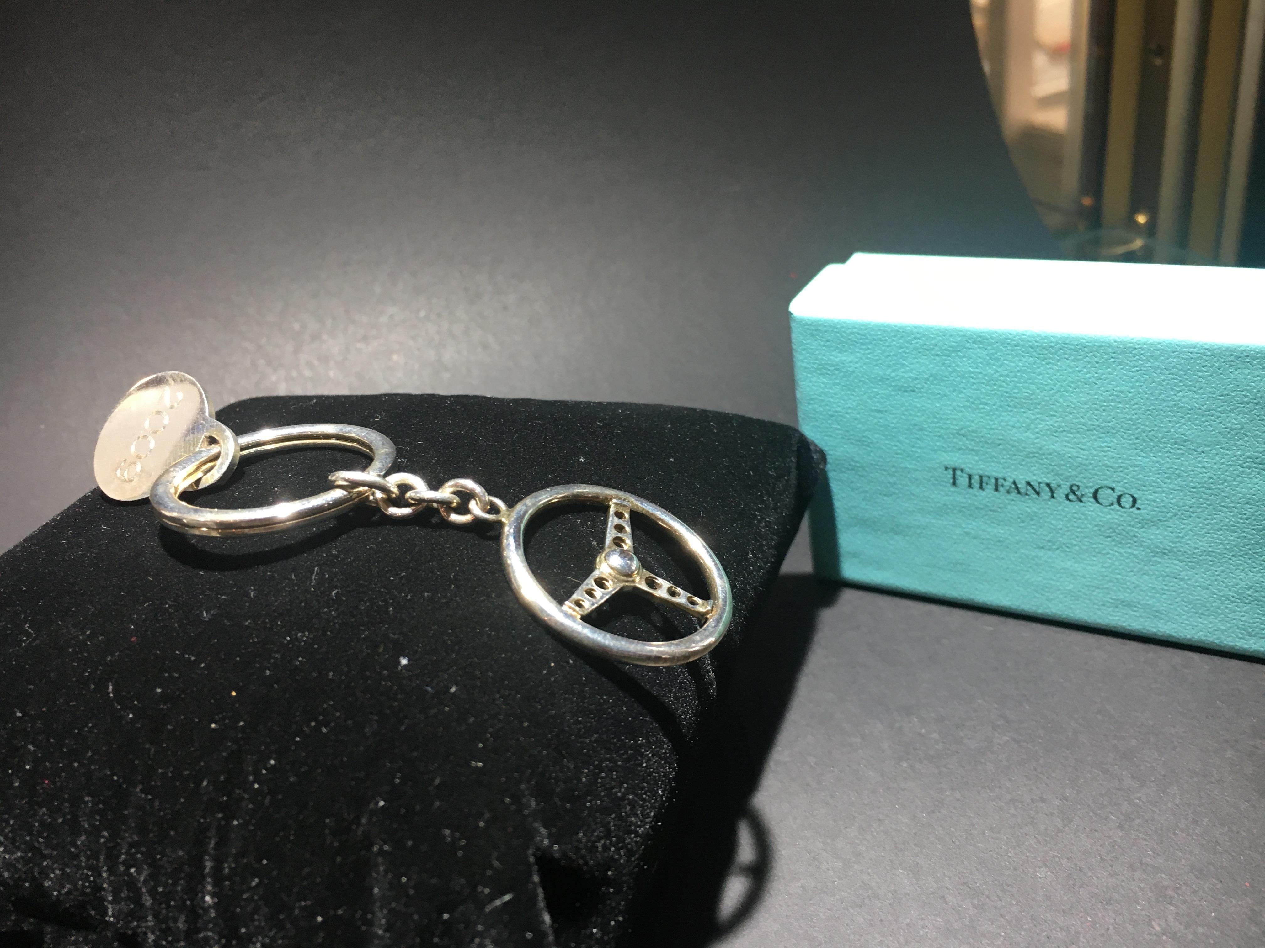 Porte-clés Tiffany en argent sterling, roue à gradins.  Boîte Tiffany.  Deux disponibles. Unisexe en vente