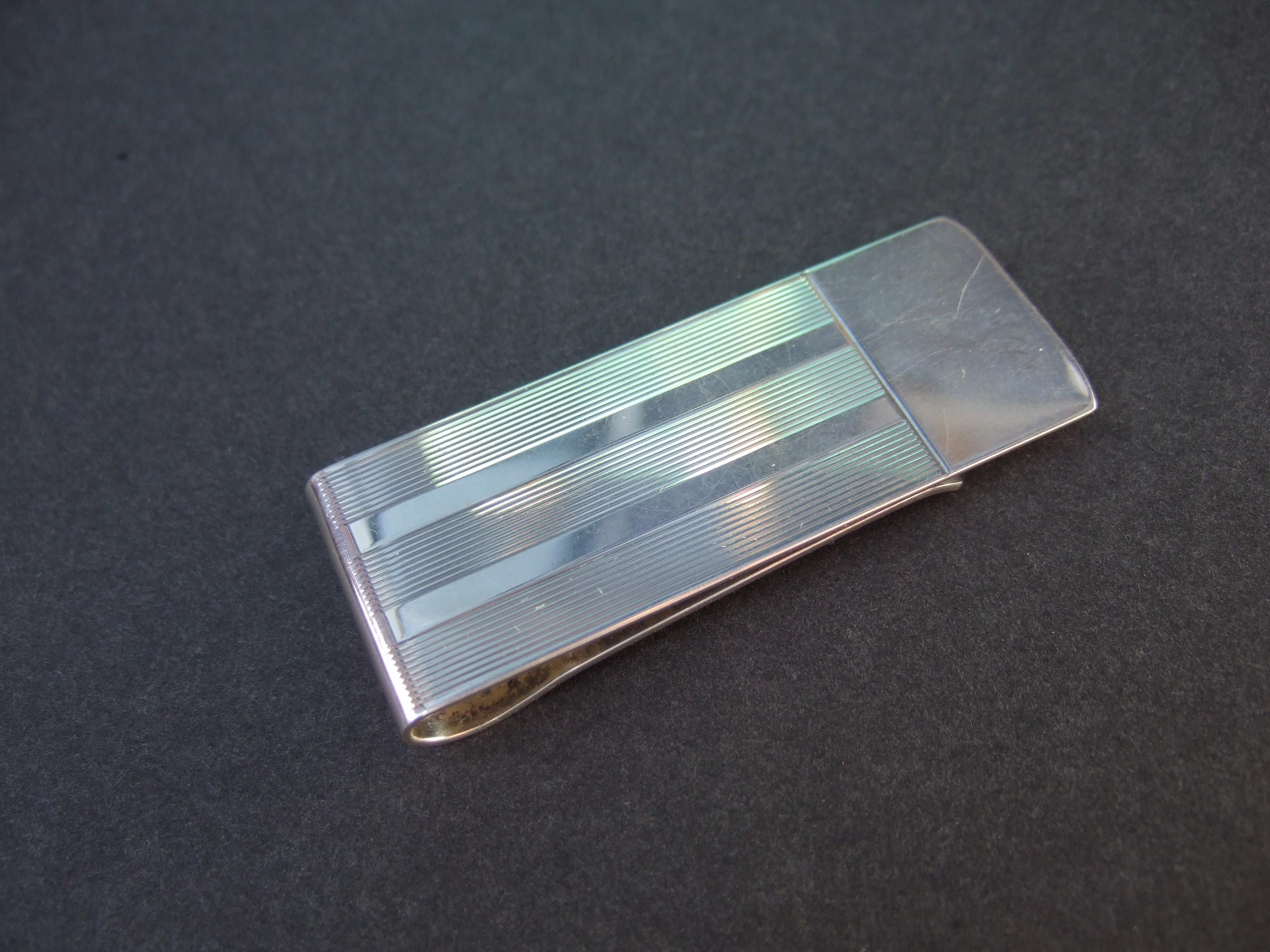 Tiffany & Co sterling silver money clip in Tiffany packaging c 1990s
The stylish sterling money clip is designed with horizontal stripes
on the front exterior. The design has an art deco style influence 

Makes an elegant, timeless collectible