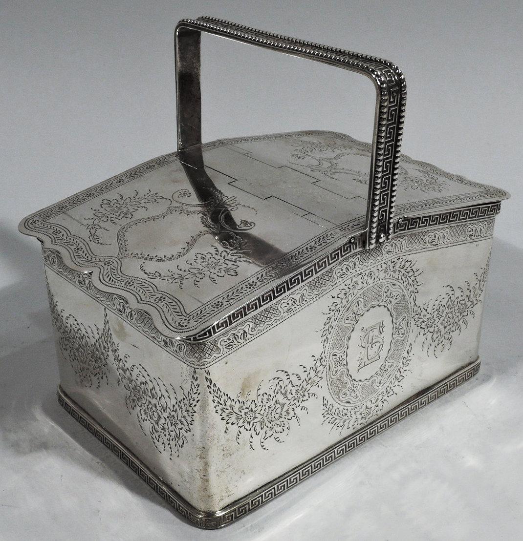 Boîte à thé en argent sterling de style Régence victorienne. Vendue par Tiffany & Co. au 550 Broadway, New York. Rectangulaire avec des côtés droits et des coins incurvés. Rebord incliné et doubles couvercles à charnière et à chevauchement avec des