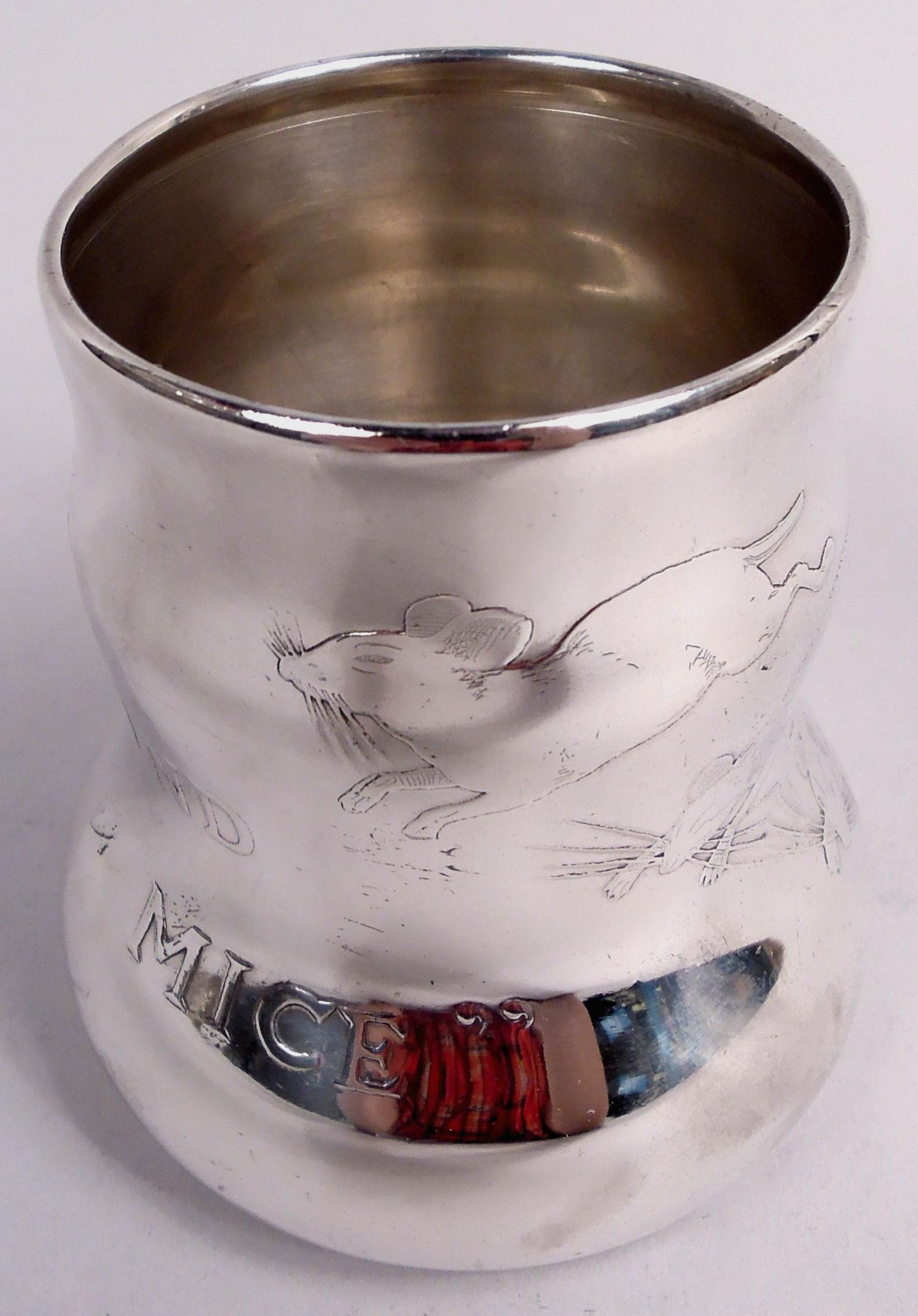 Taza victoriana para bebé de plata de ley con rima infantil. Fabricado por Tiffany & Co. en Nueva York, hacia 1879. Cuenco abalaustrado; asa de voluta con banda ondulada en relieve y terminal de voluta partida. Representación grabada al ácido de