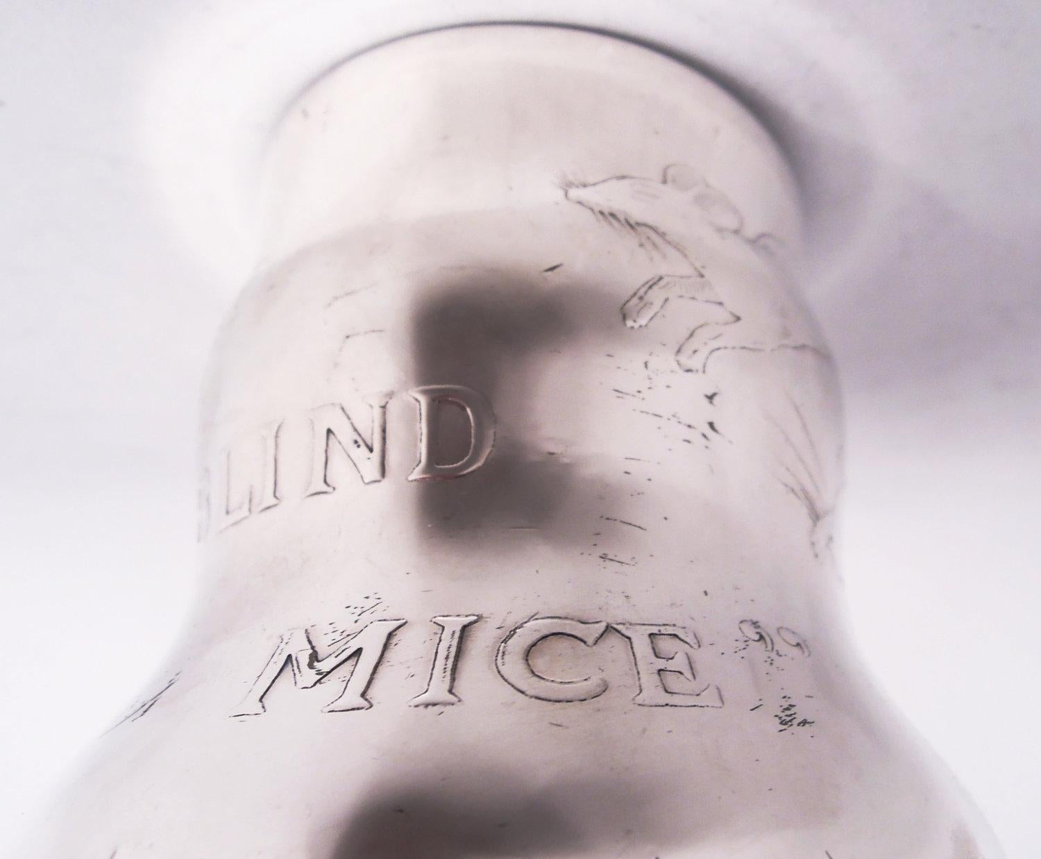 Taza para bebé de la canción infantil Tres ratones ciegos de plata de ley Tiffany siglo XIX en venta