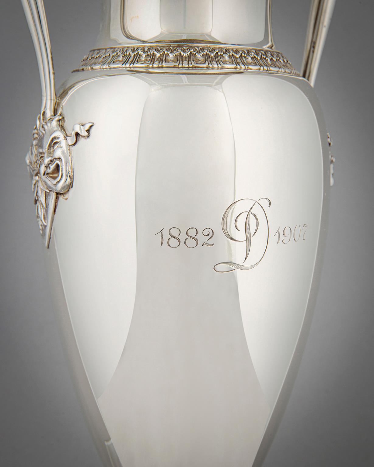Tiffany-Vase aus Sterlingsilber mit zwei Henkeln, 1902-1907 im Zustand „Gut“ im Angebot in New York, NY