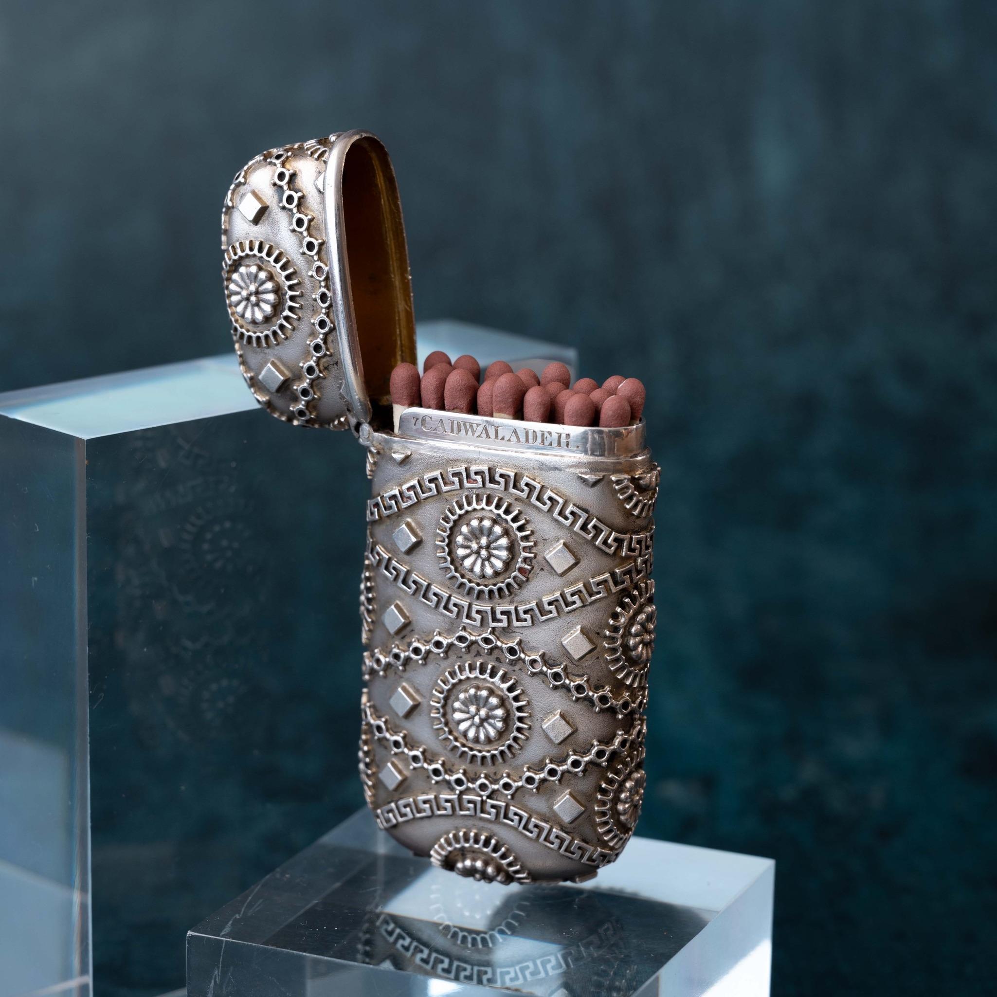 Excepcional estuche de vesta de plata del siglo XIX, de Tiffany. Lleva estampada la letra M que, junto con su número de modelo, la fecha hacia 1875.

En esta época, Tiffany estaba bajo la dirección de Edward Moore, que amasó una colección de arte y