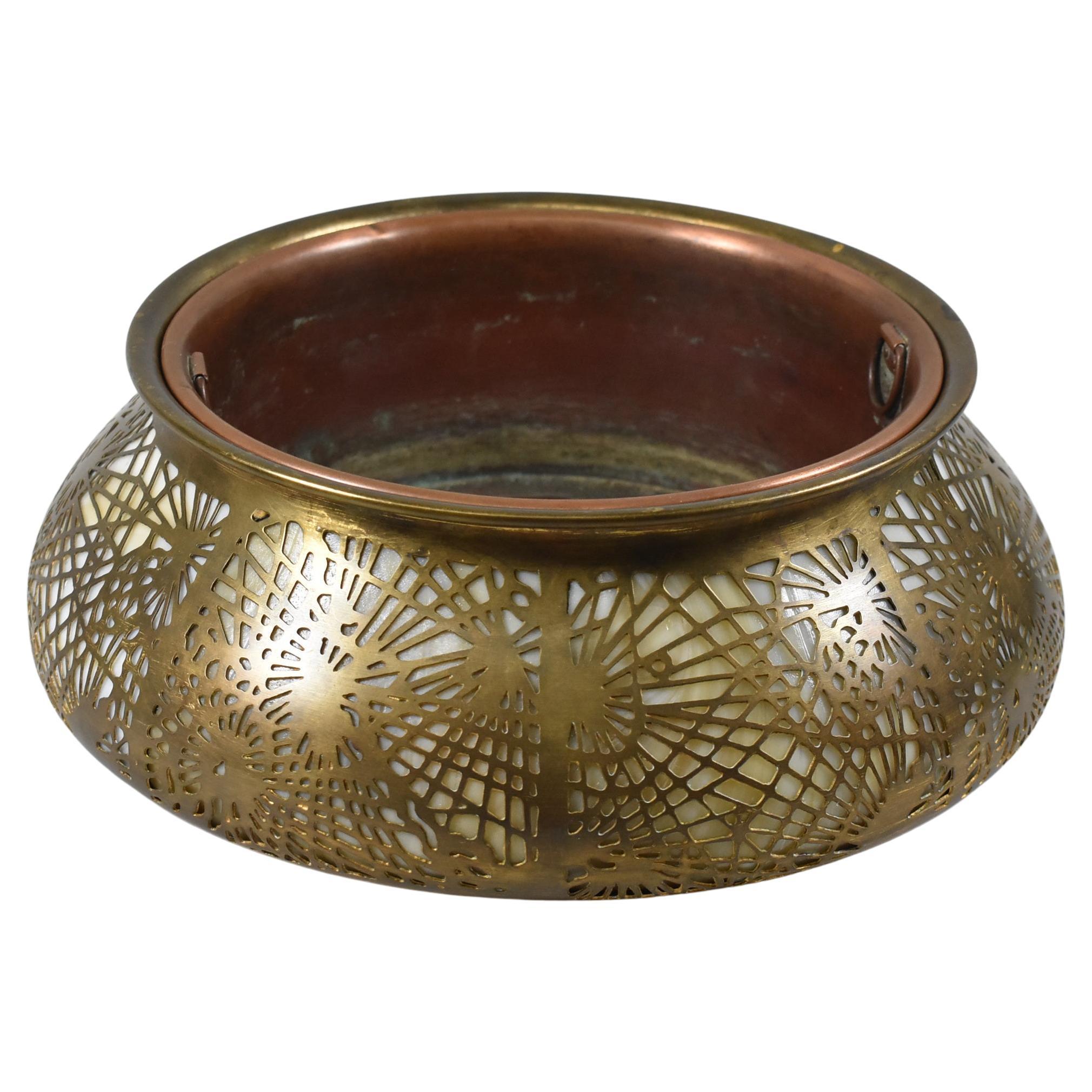 Fioriera Jardinière #833 di Tiffany Studios da 10,5" con aghi di pino in bronzo in vendita