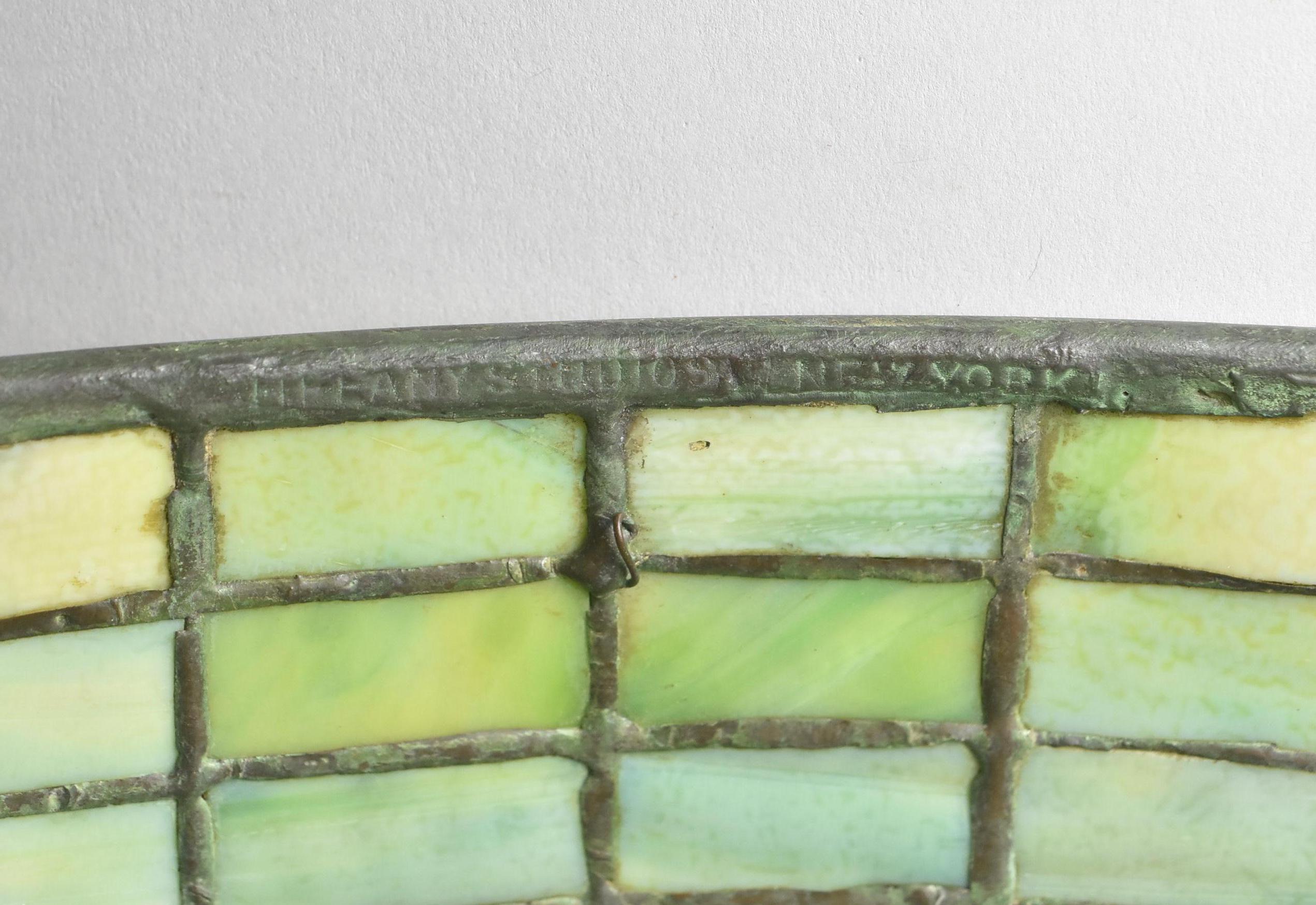 Tiffany Studios Lámpara de cristal emplomado con hoja de limón de 18