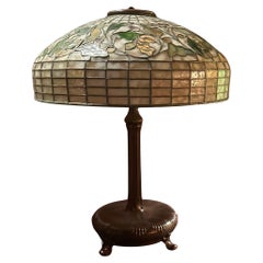 Tiffany Studios 18 pouces  Lampe de table feuilles et baies de chêne