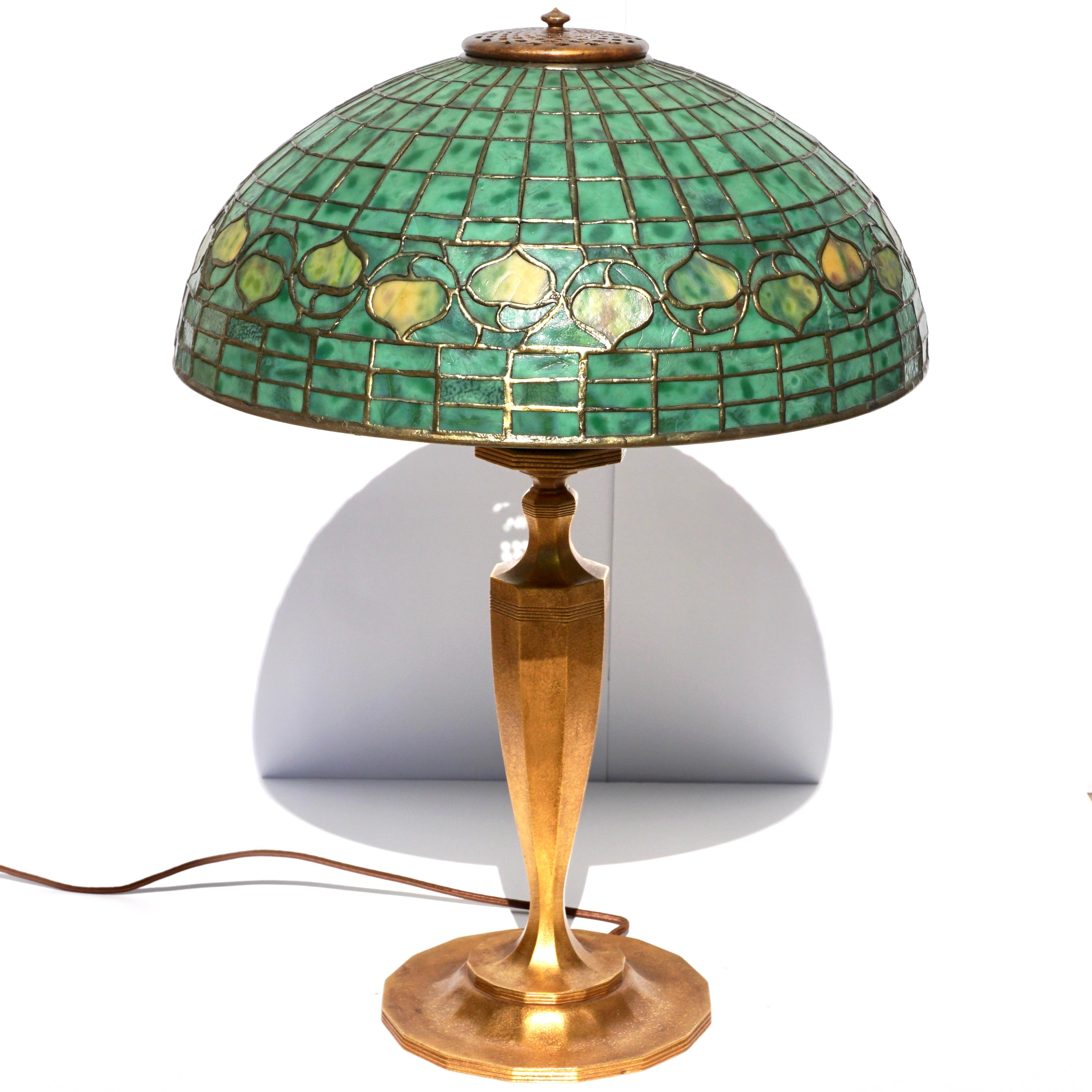 Tiffany Studios, Eichel-Tischlampe (Art nouveau) im Angebot