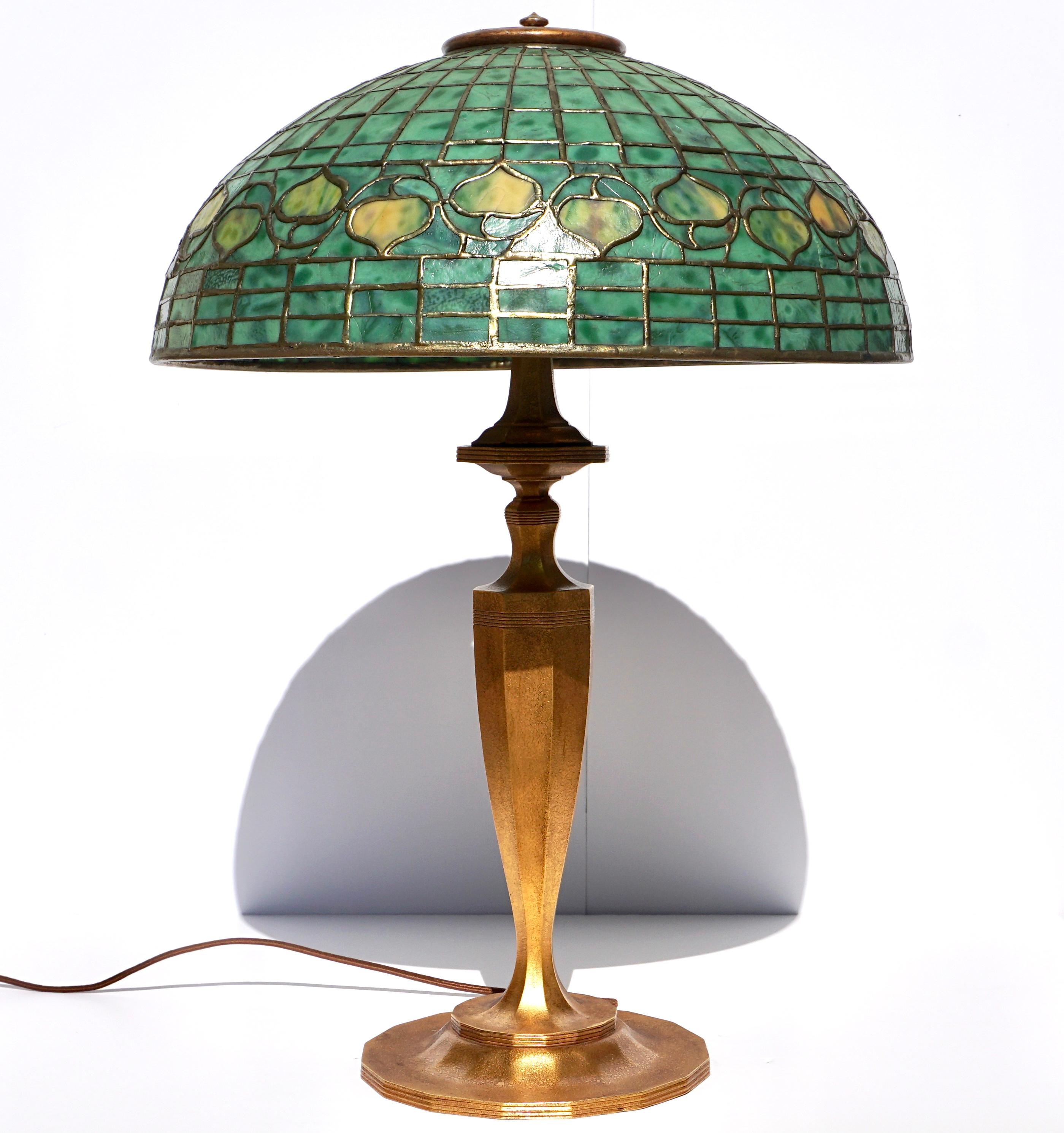 Tiffany Studios, Eichel-Tischlampe (amerikanisch) im Angebot