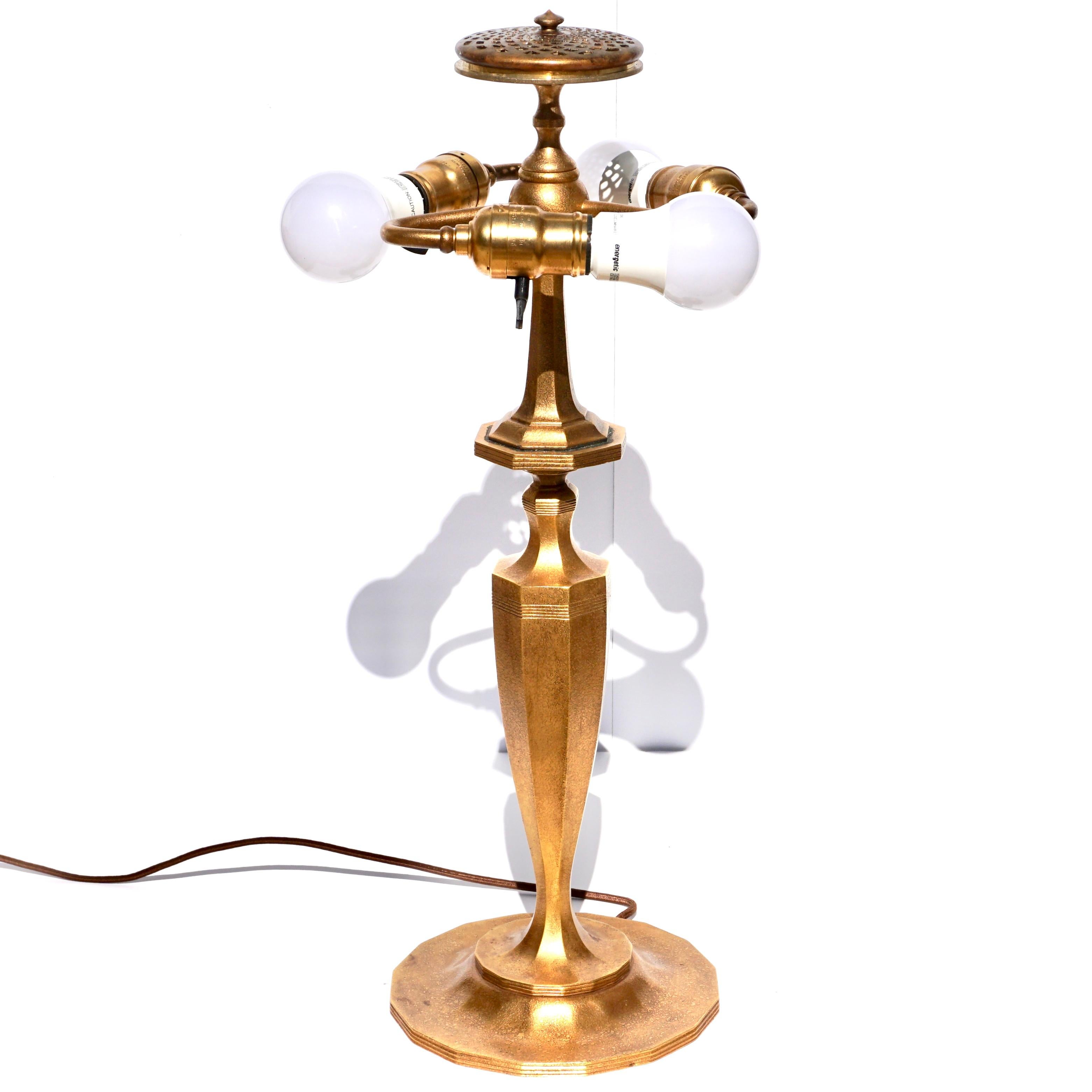 Moulage Tiffany Studios - Lampe de table à glands en vente