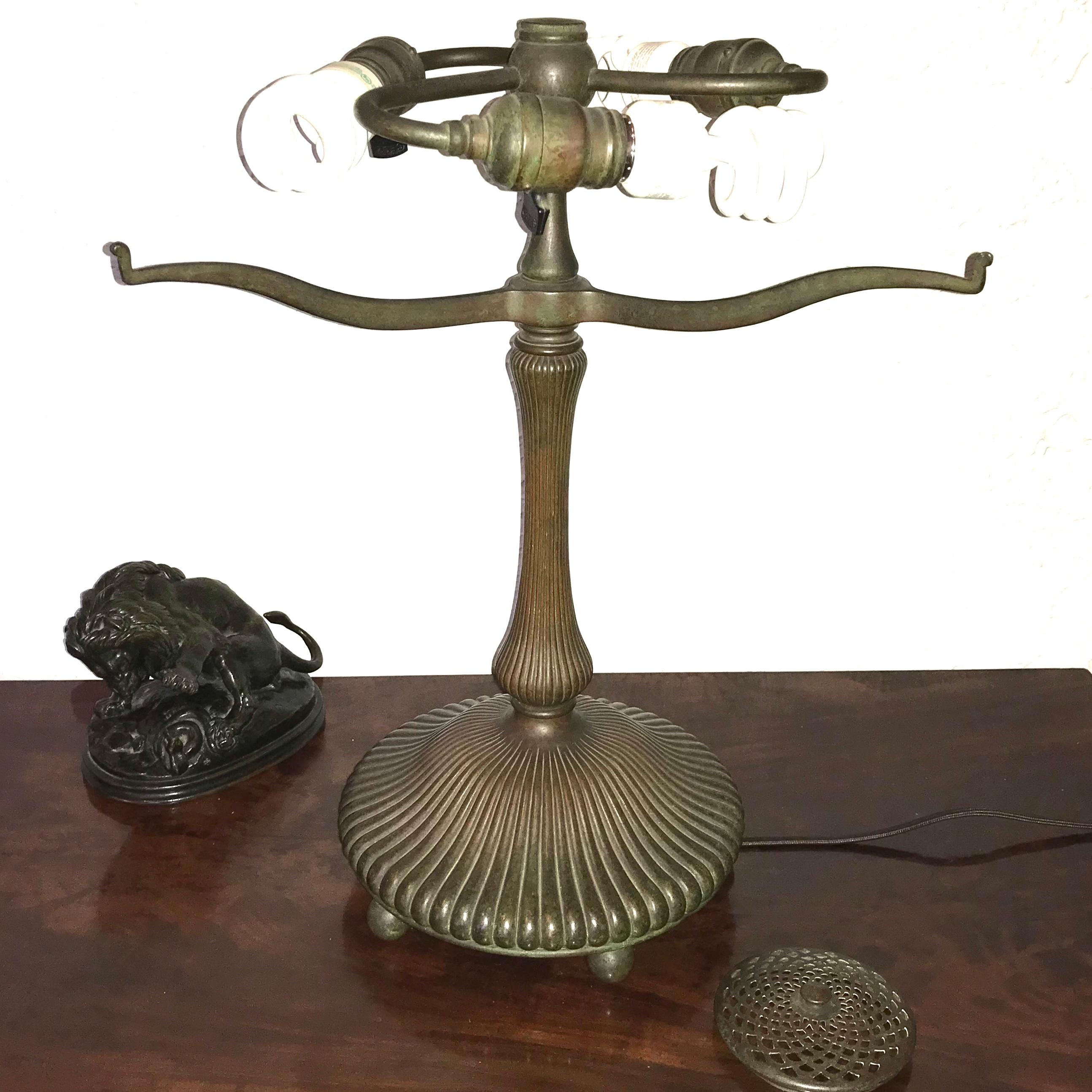 Tiffany Studios “Bell Flower” Table Lamp In Excellent Condition In Dallas, TX