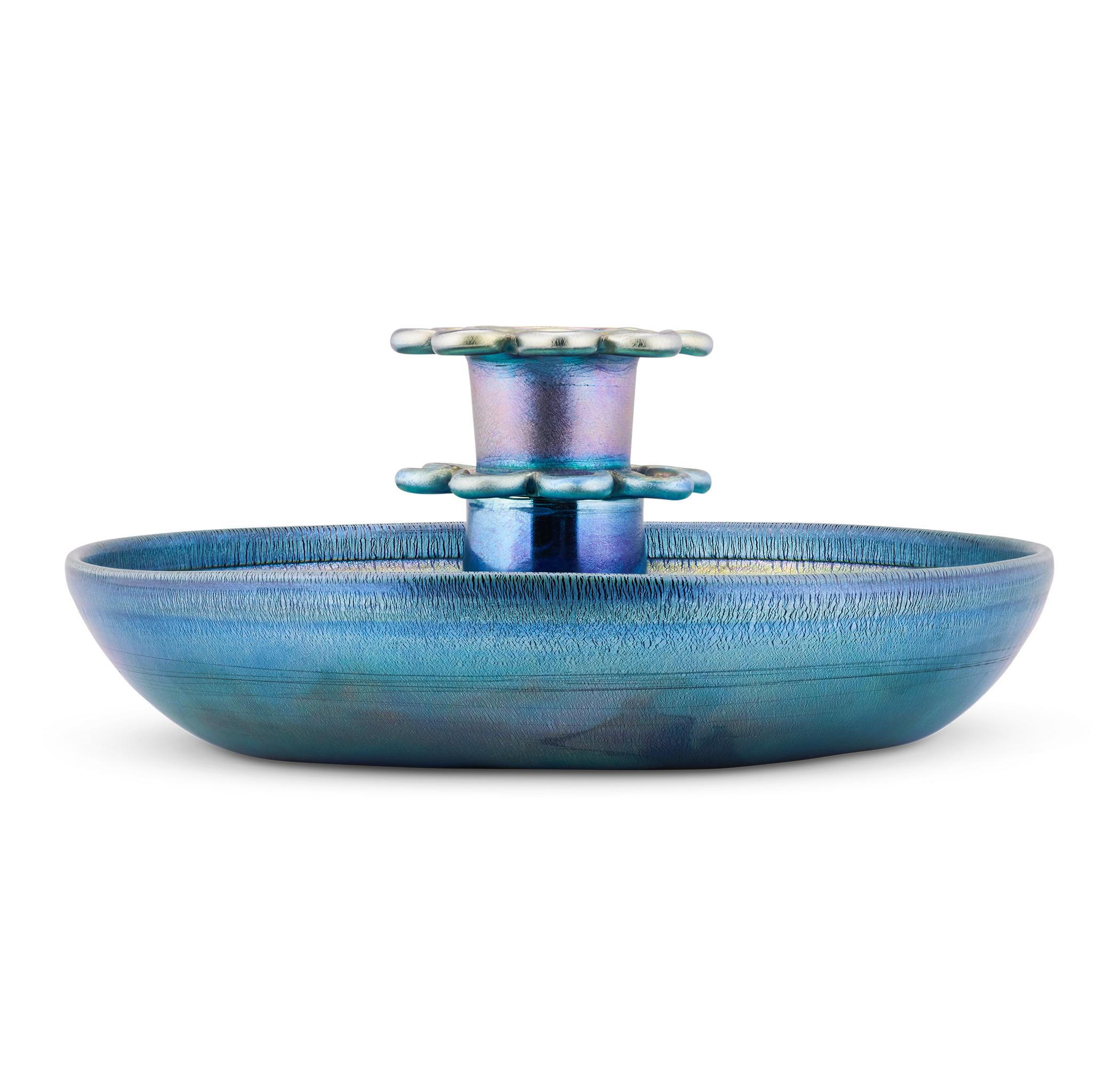 Tiffany Studios
Tafelaufsatz aus blauem Favrilglas
1900

Dieser bemerkenswerte Tafelaufsatz aus Favrile-Glas von den Tiffany Studios ist ein Beispiel für die außergewöhnliche Kunstfertigkeit und technische Innovation des Unternehmens im Glas des