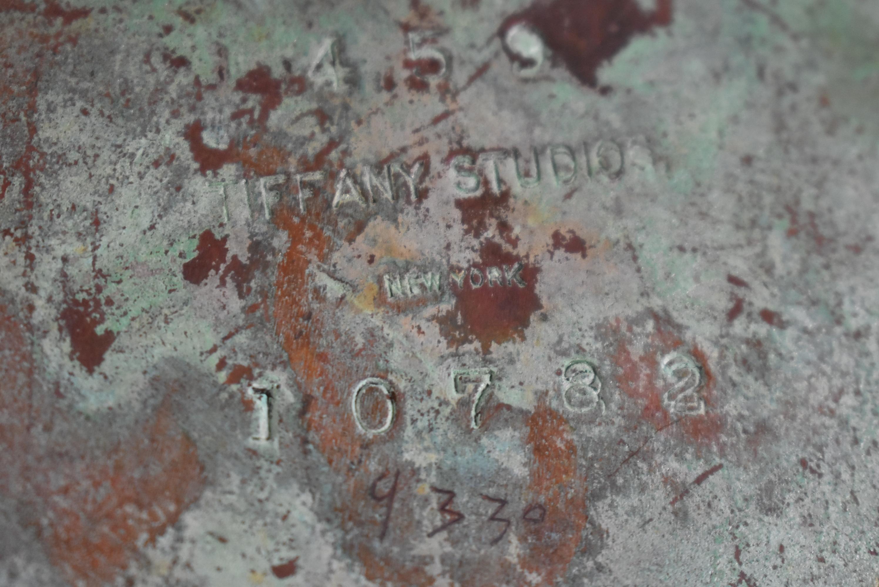 Lámpara de tocador de los Estudios Tiffany con pantalla de damasquinado de 7 en venta 5