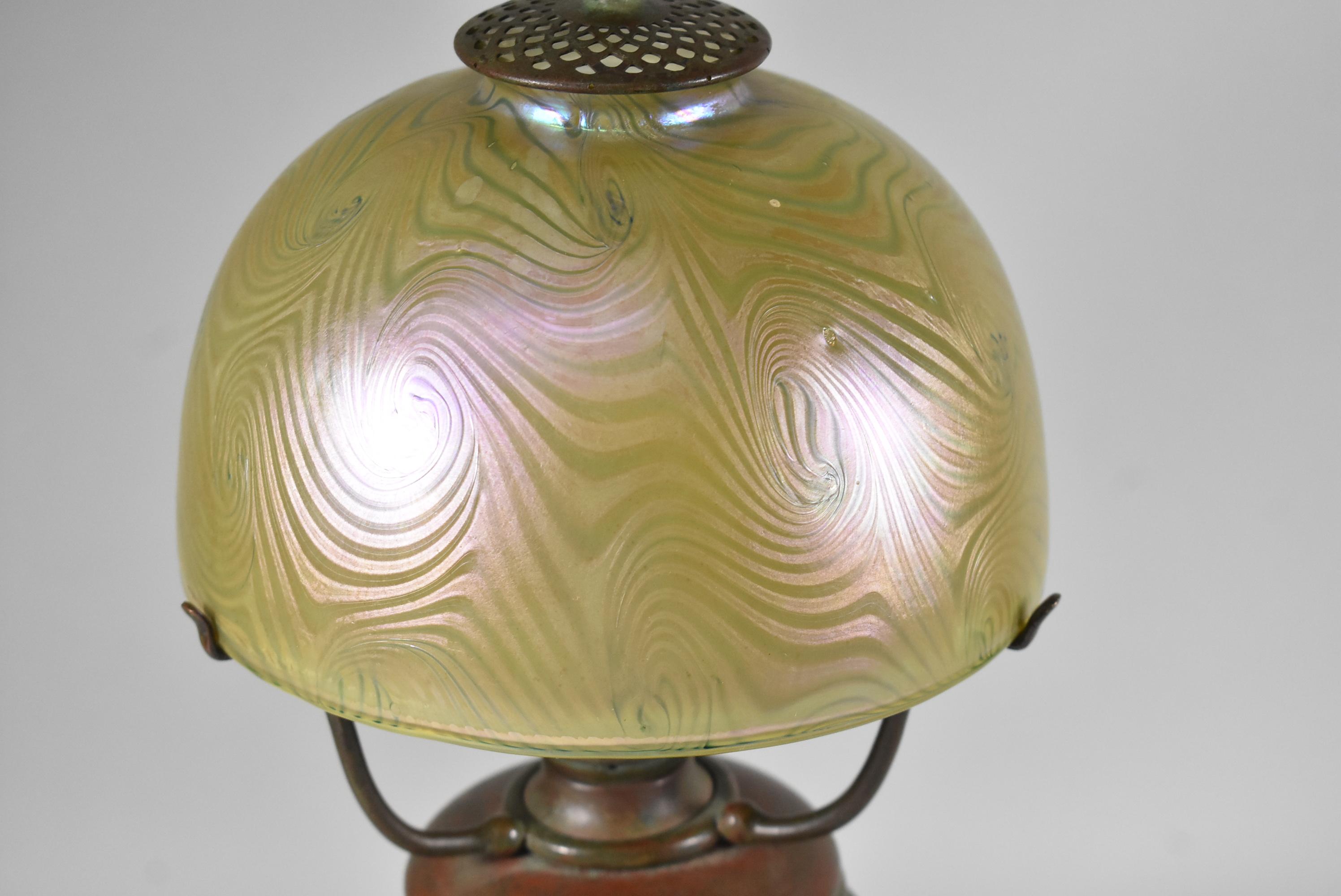 Antigua lámpara Tiffany con una pantalla de cristal favrile damasquinado de 7