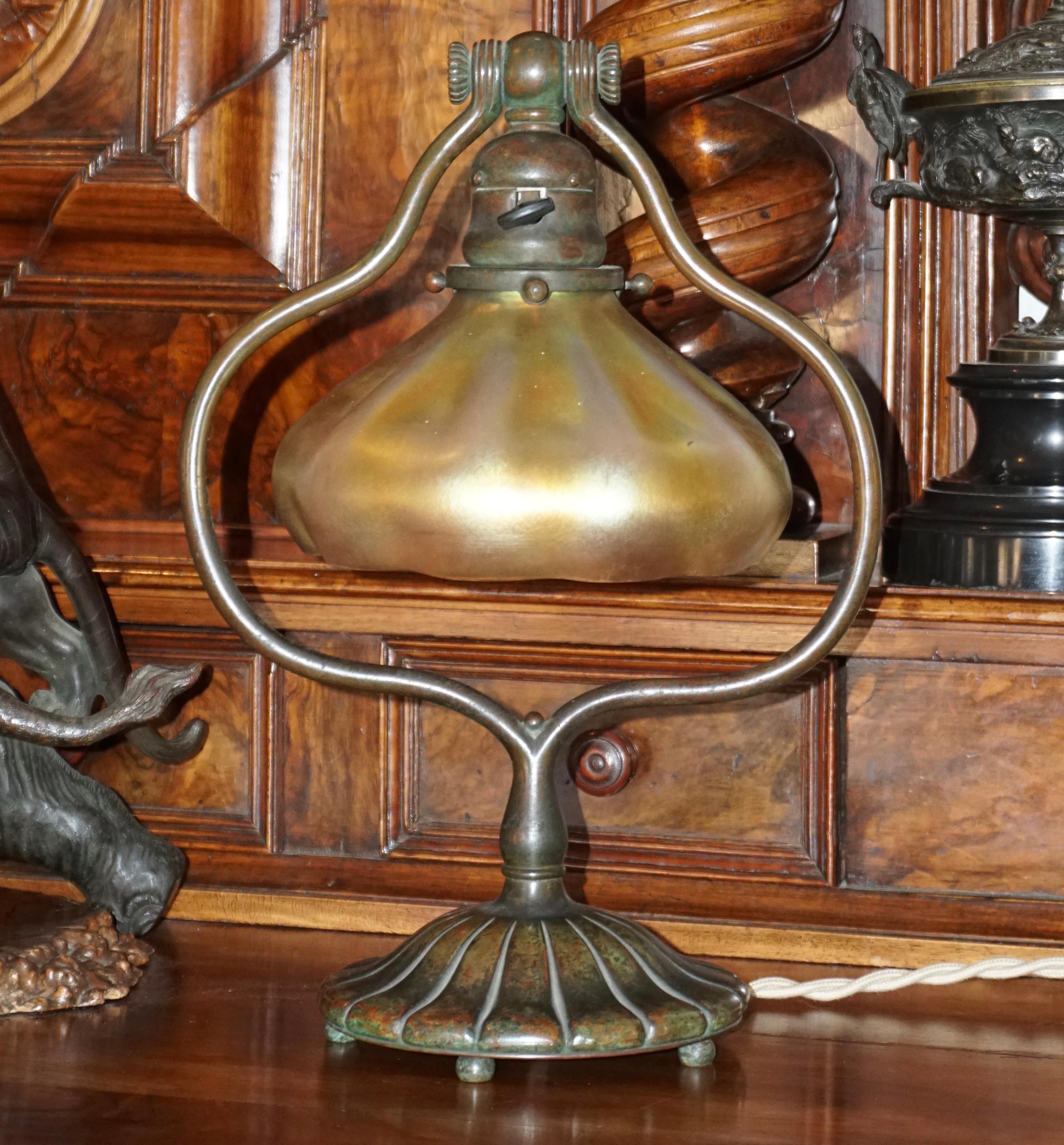 Tiffany Studios Bronze und Favrile Harfe Tabelle Schreibtischlampe (Art nouveau)