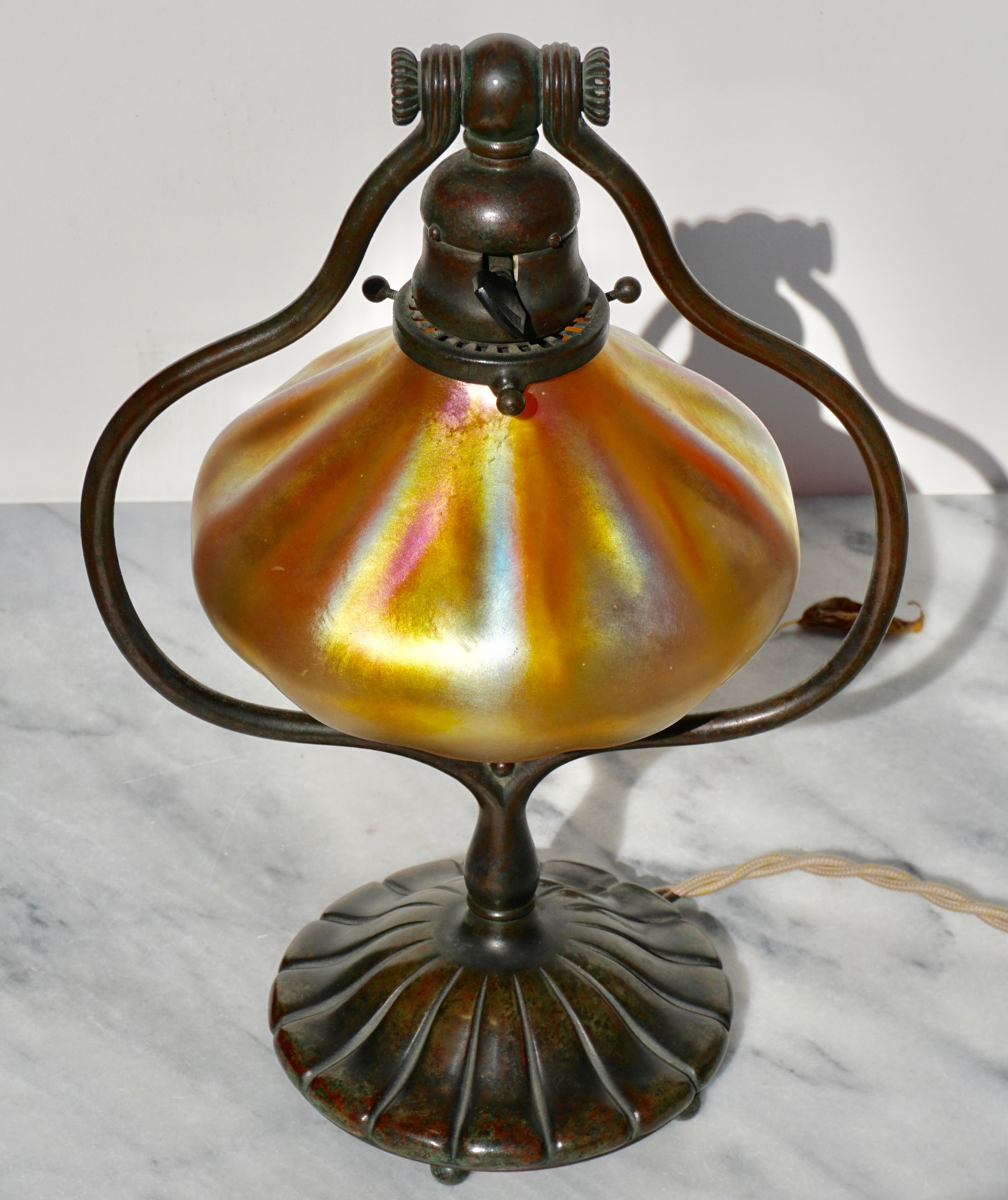 Tiffany Studios Bronze und Favrile Harfe Tabelle Schreibtischlampe (amerikanisch)