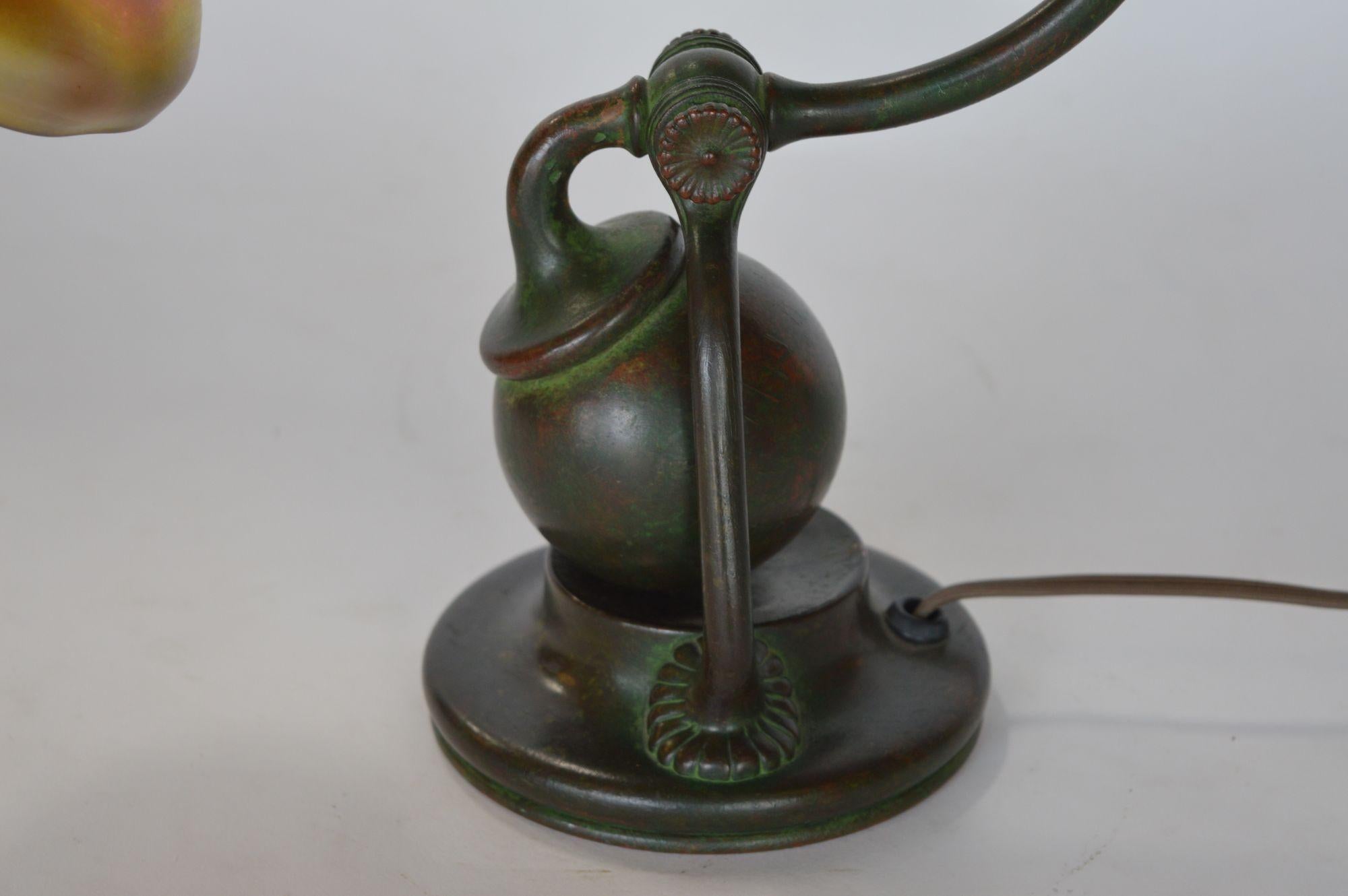 Tiffany & Co. Studios Bronze- und Favrile-Tischlampe (amerikanisch) im Angebot