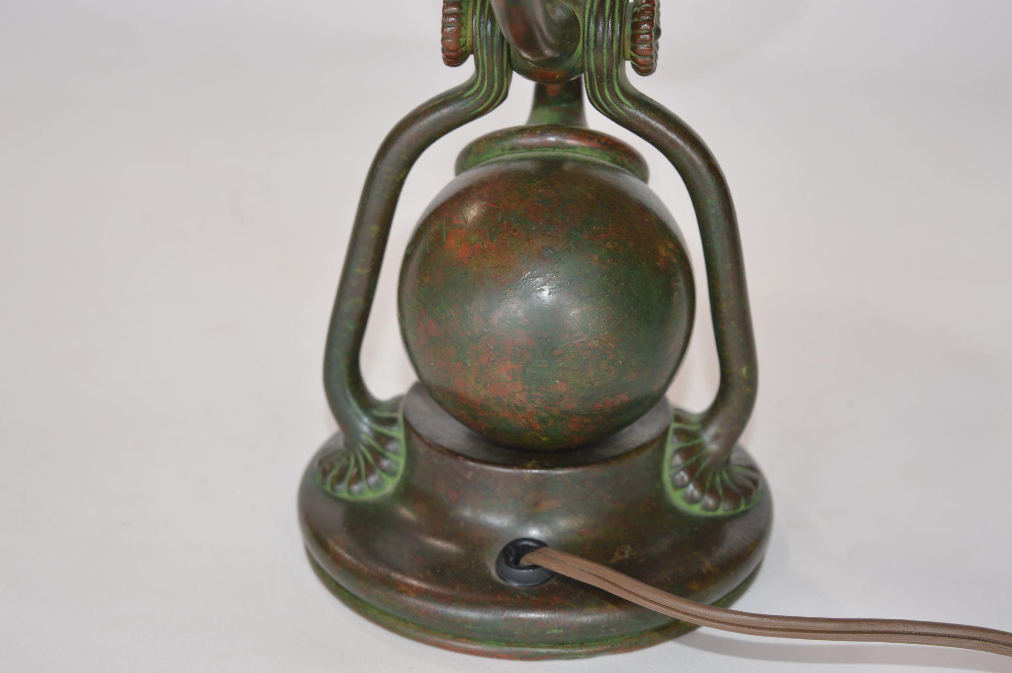Tiffany & Co. Studios Bronze- und Favrile-Tischlampe im Angebot 1