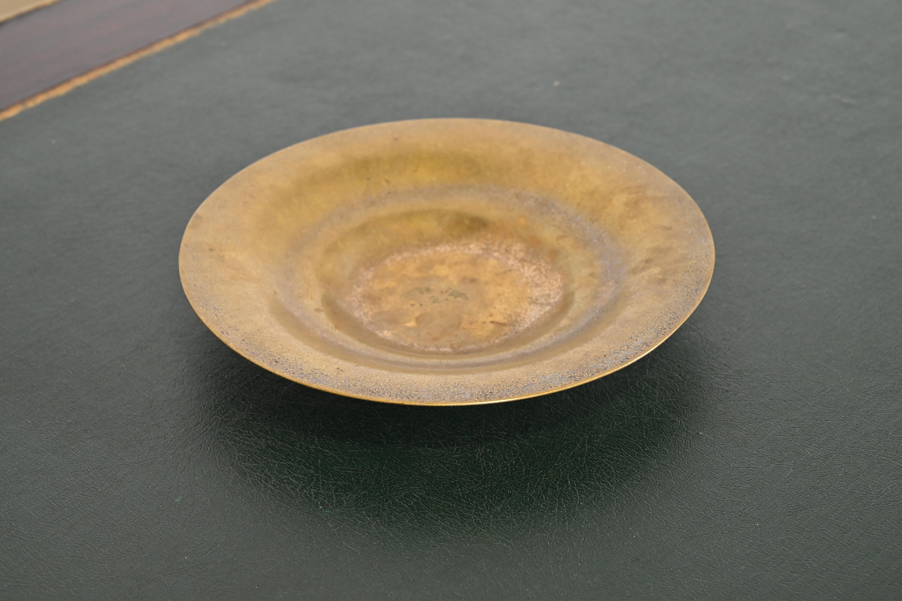 A gorgeous Arts & Crafts period bronze doré bowl

By Tiffany Studios

USA, Early 20th century

Measures: 9