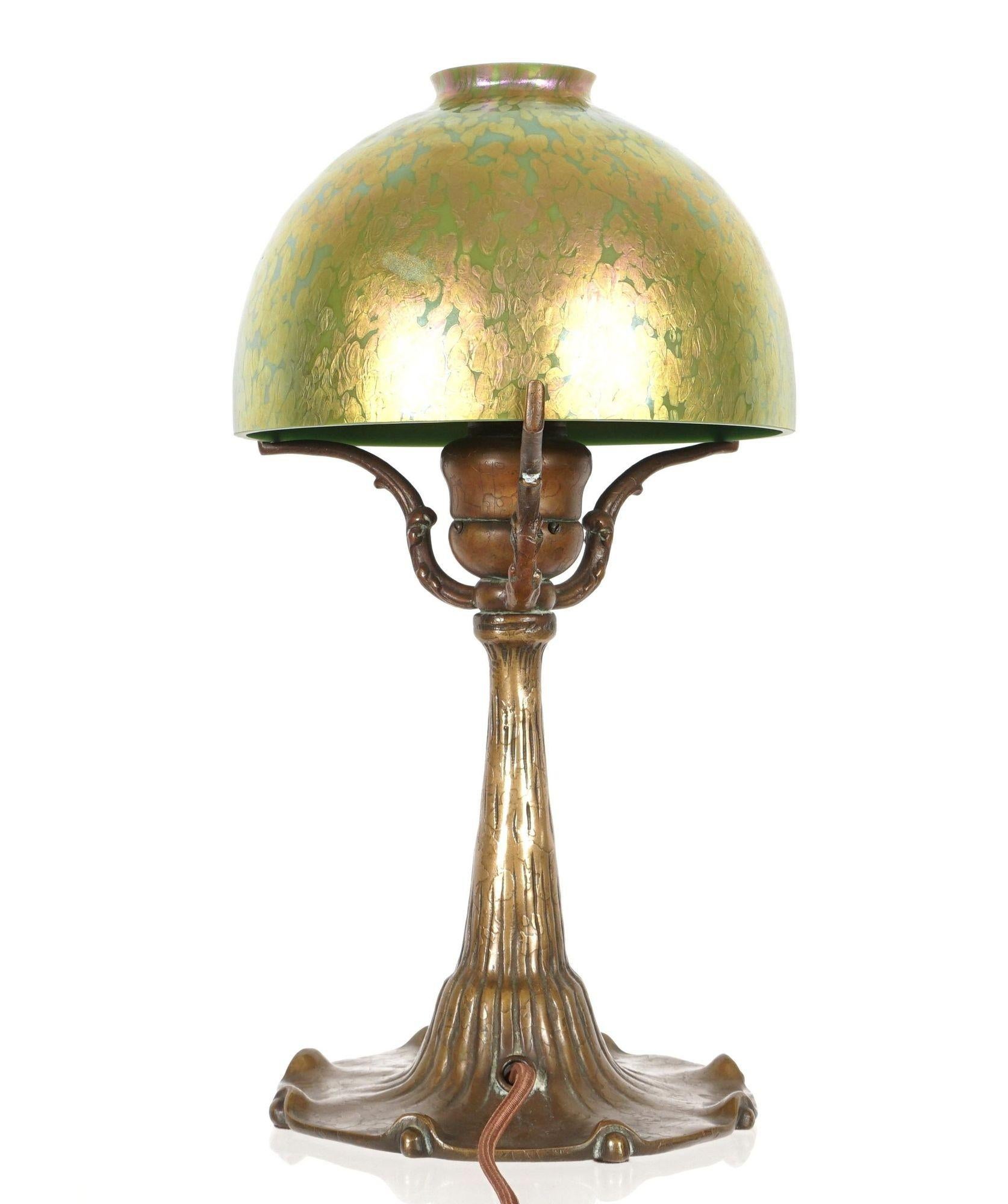 Eine Tiffany Studios patinierte Bronze Tischlampe mit der Aufschrift 