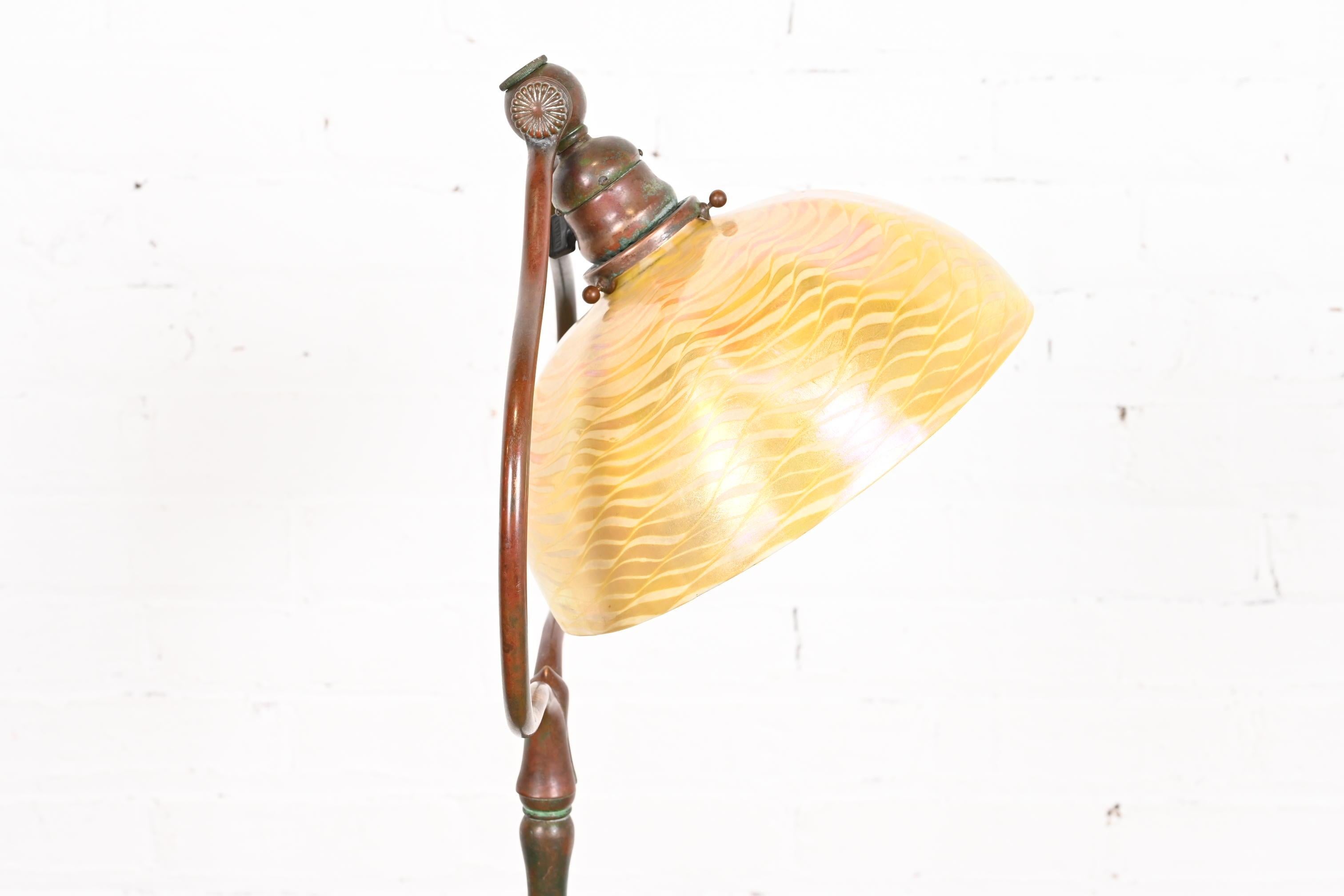 Lampada da terra ad arpa in bronzo di Tiffany Studios con paralume in vetro di Favrile Damascena in vendita 3