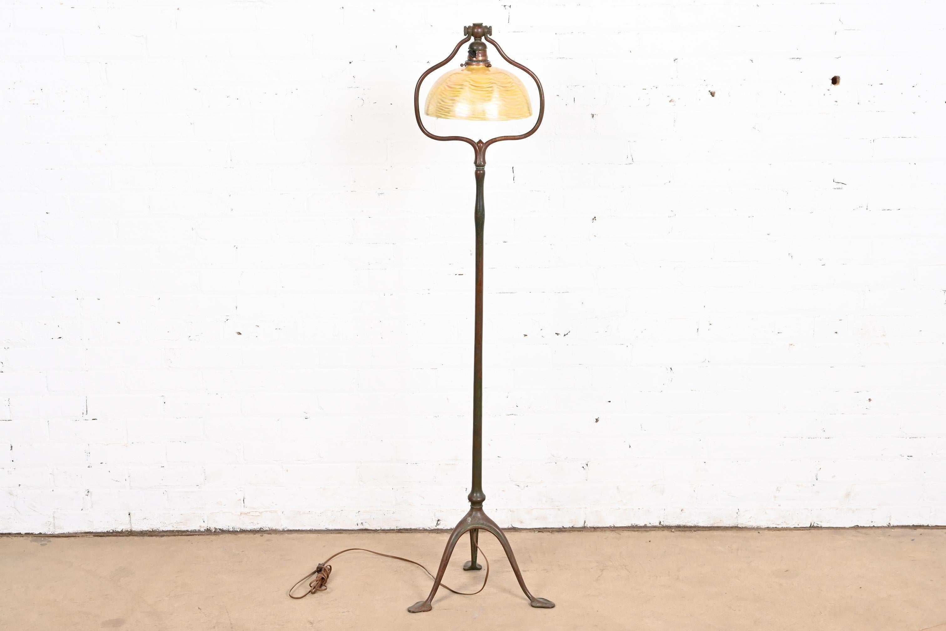 Lampada da terra ad arpa in bronzo di Tiffany Studios con paralume in vetro di Favrile Damascena in vendita 4