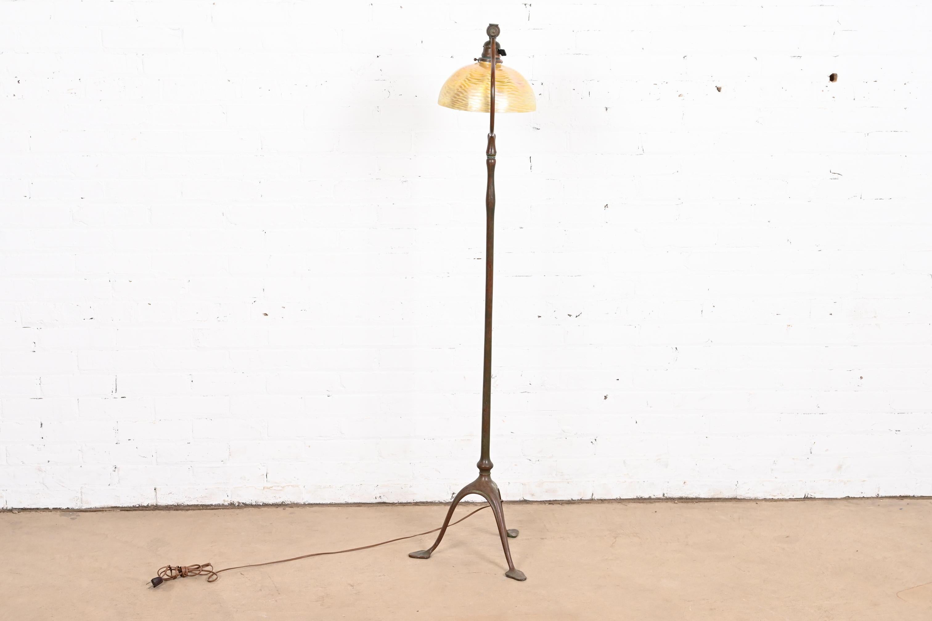 Lampada da terra ad arpa in bronzo di Tiffany Studios con paralume in vetro di Favrile Damascena in vendita 5