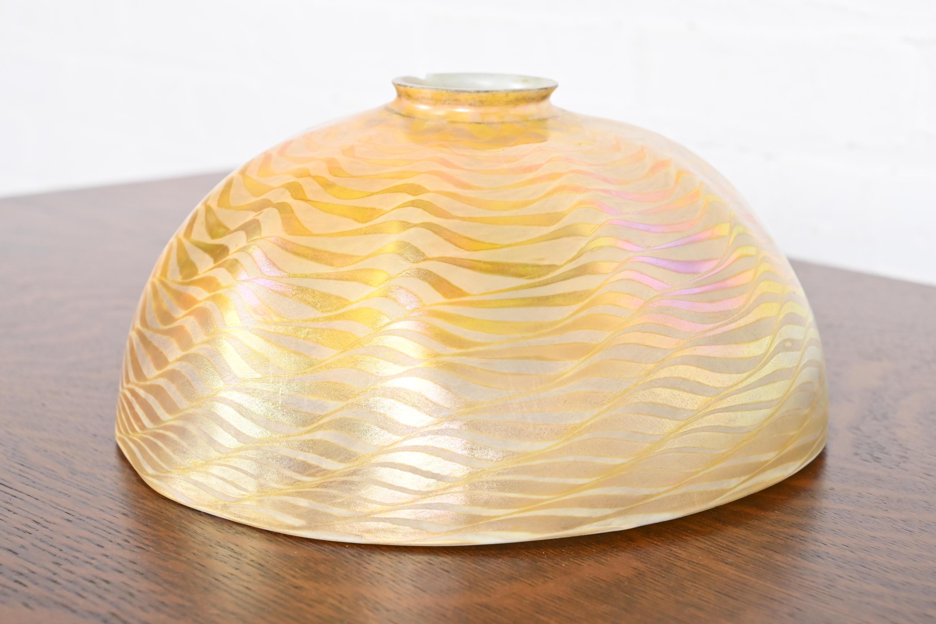 Lampada da terra ad arpa in bronzo di Tiffany Studios con paralume in vetro di Favrile Damascena in vendita 6