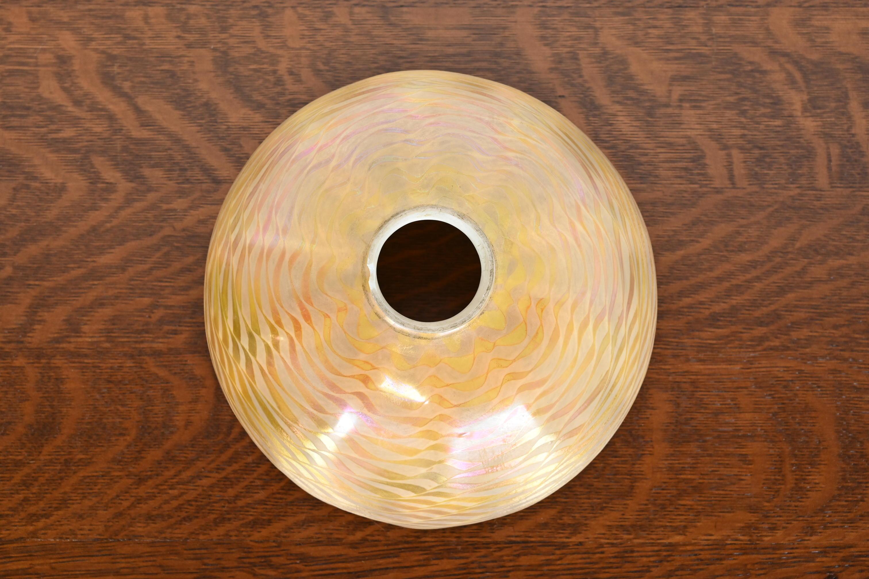 Lampada da terra ad arpa in bronzo di Tiffany Studios con paralume in vetro di Favrile Damascena in vendita 7