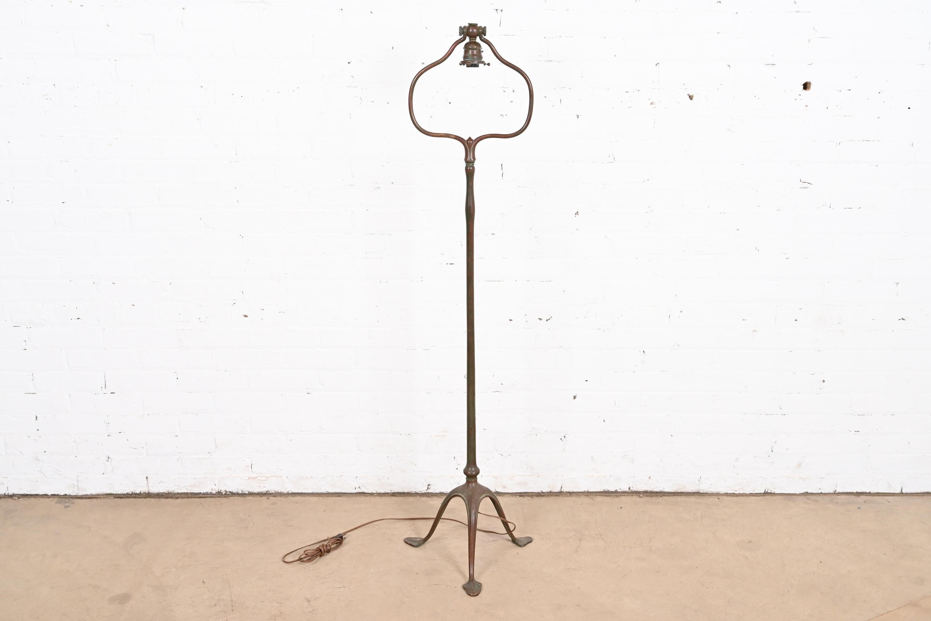 Lampada da terra ad arpa in bronzo di Tiffany Studios con paralume in vetro di Favrile Damascena in vendita 10