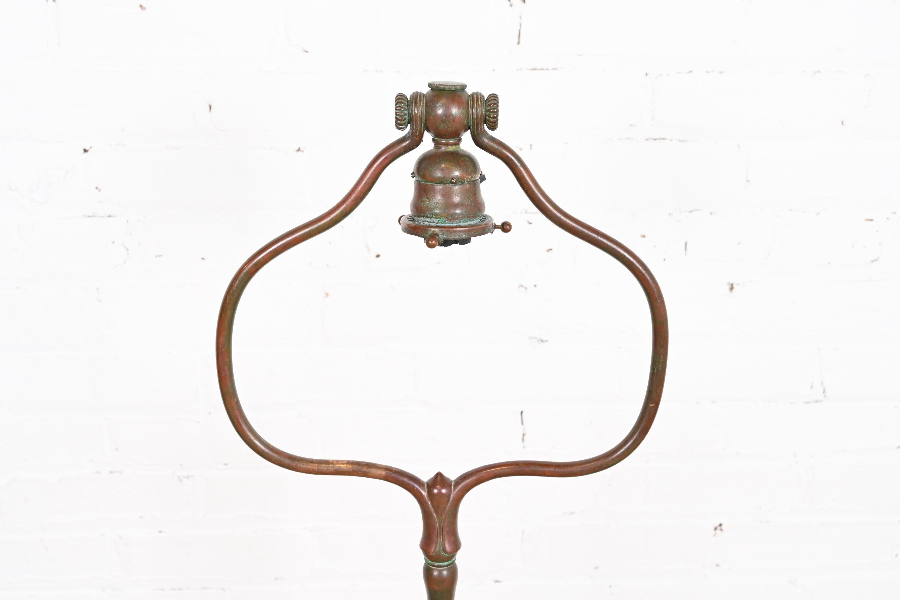 Lampada da terra ad arpa in bronzo di Tiffany Studios con paralume in vetro di Favrile Damascena in vendita 11