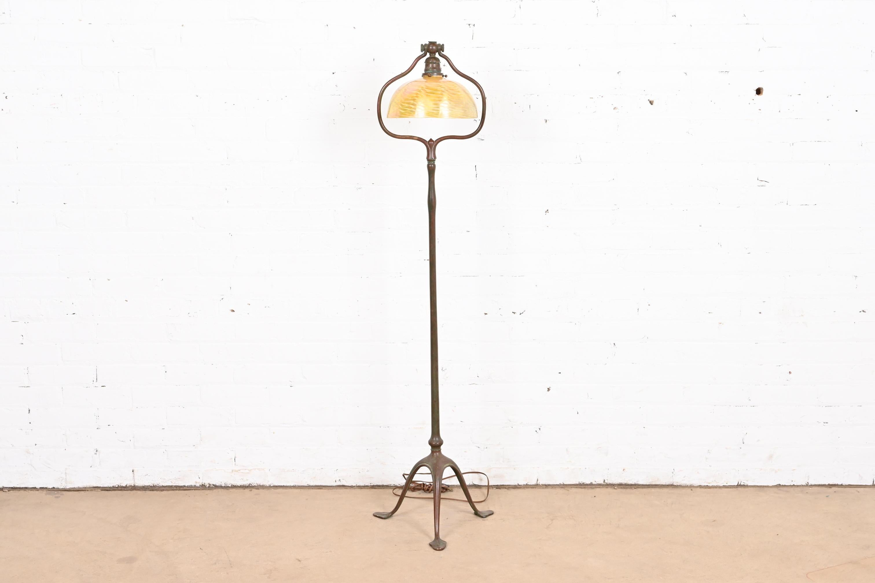 Un'eccezionale lampada da terra ad arpa in bronzo del periodo Arts & Crafts o Art Deco

Di Tiffany Studios (la base della lampada è firmata 