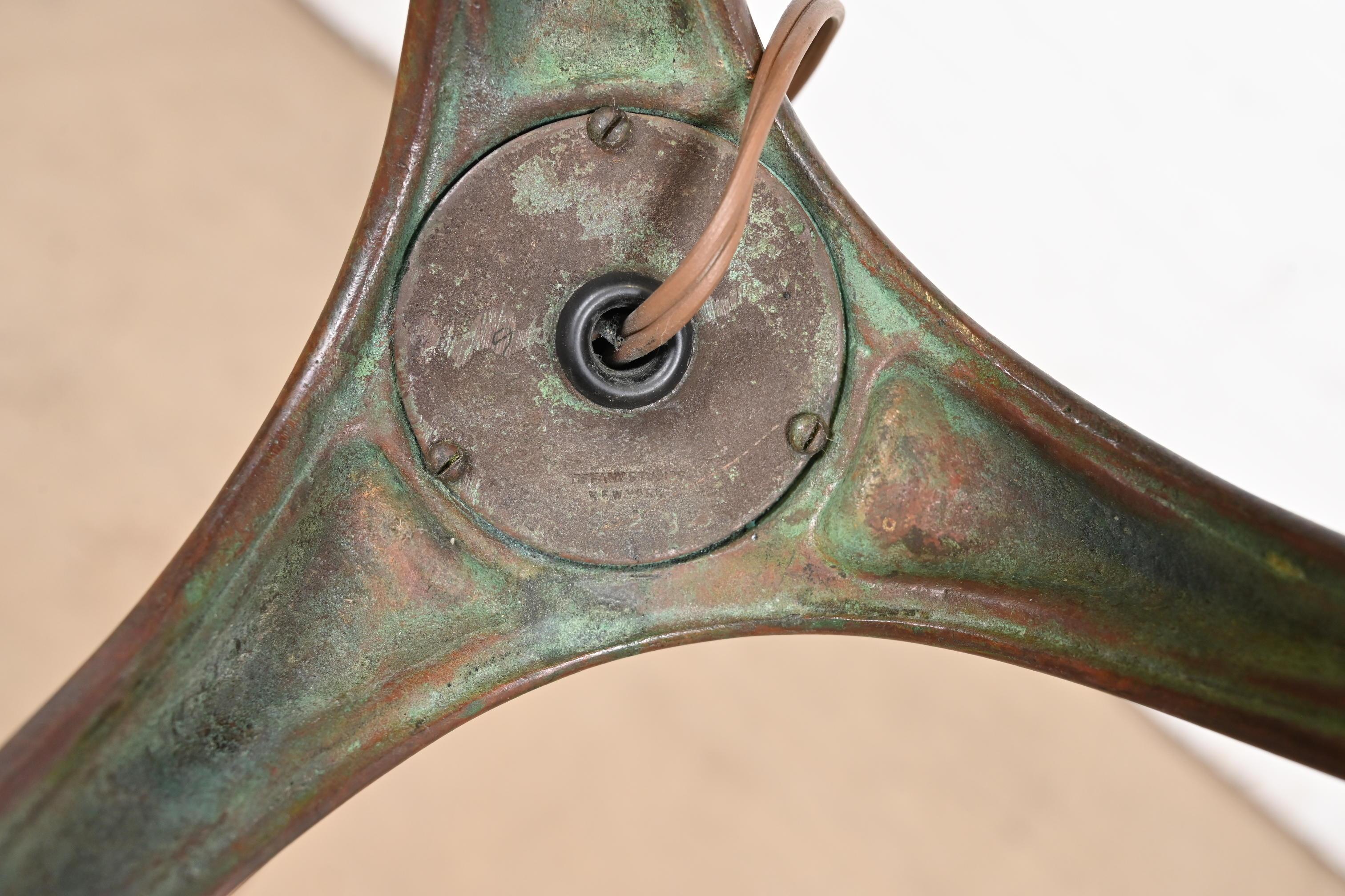 Lampada da terra ad arpa in bronzo di Tiffany Studios con paralume in vetro di Favrile Damascena in vendita 13