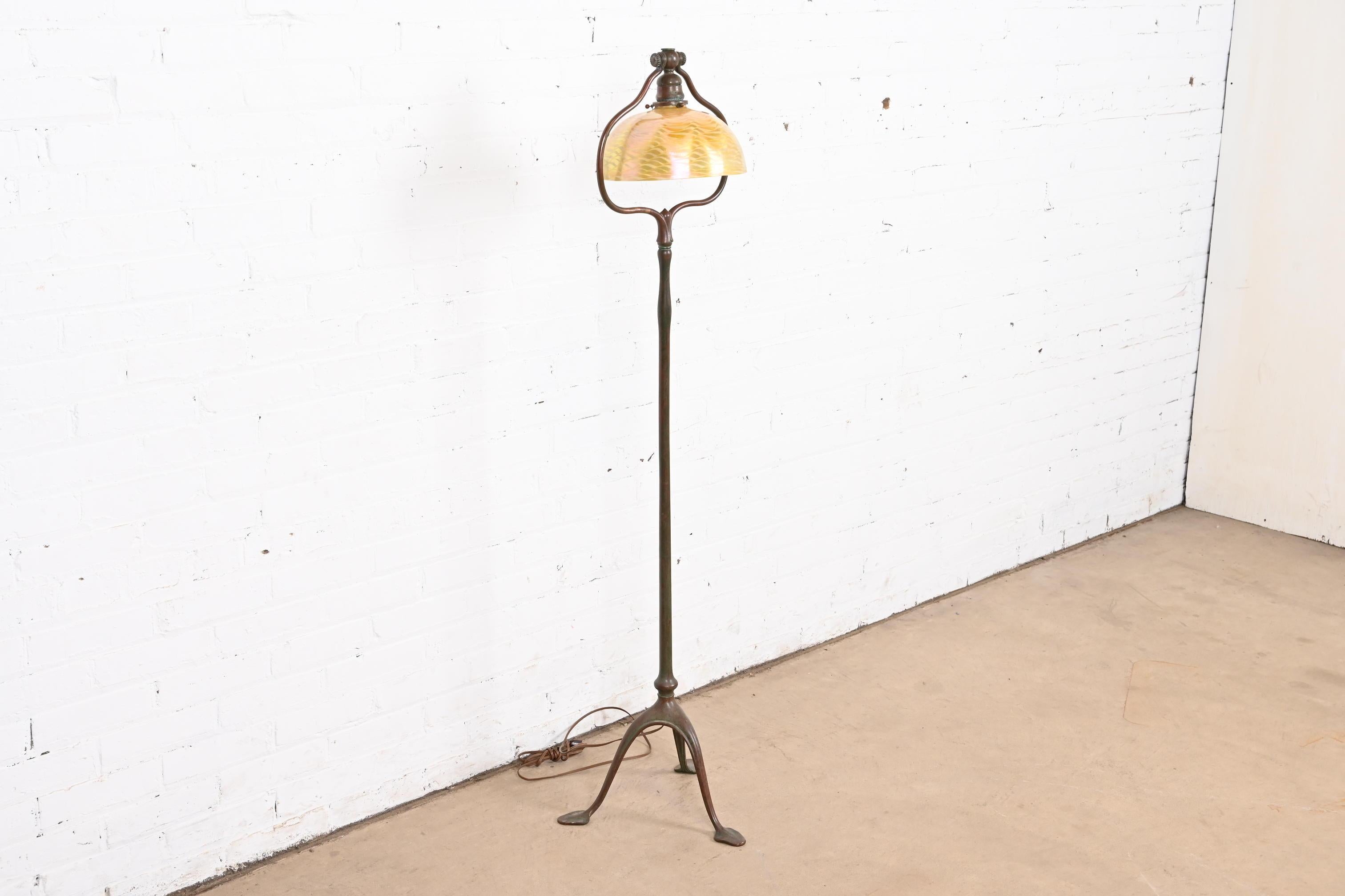 Americano Lampada da terra ad arpa in bronzo di Tiffany Studios con paralume in vetro di Favrile Damascena in vendita