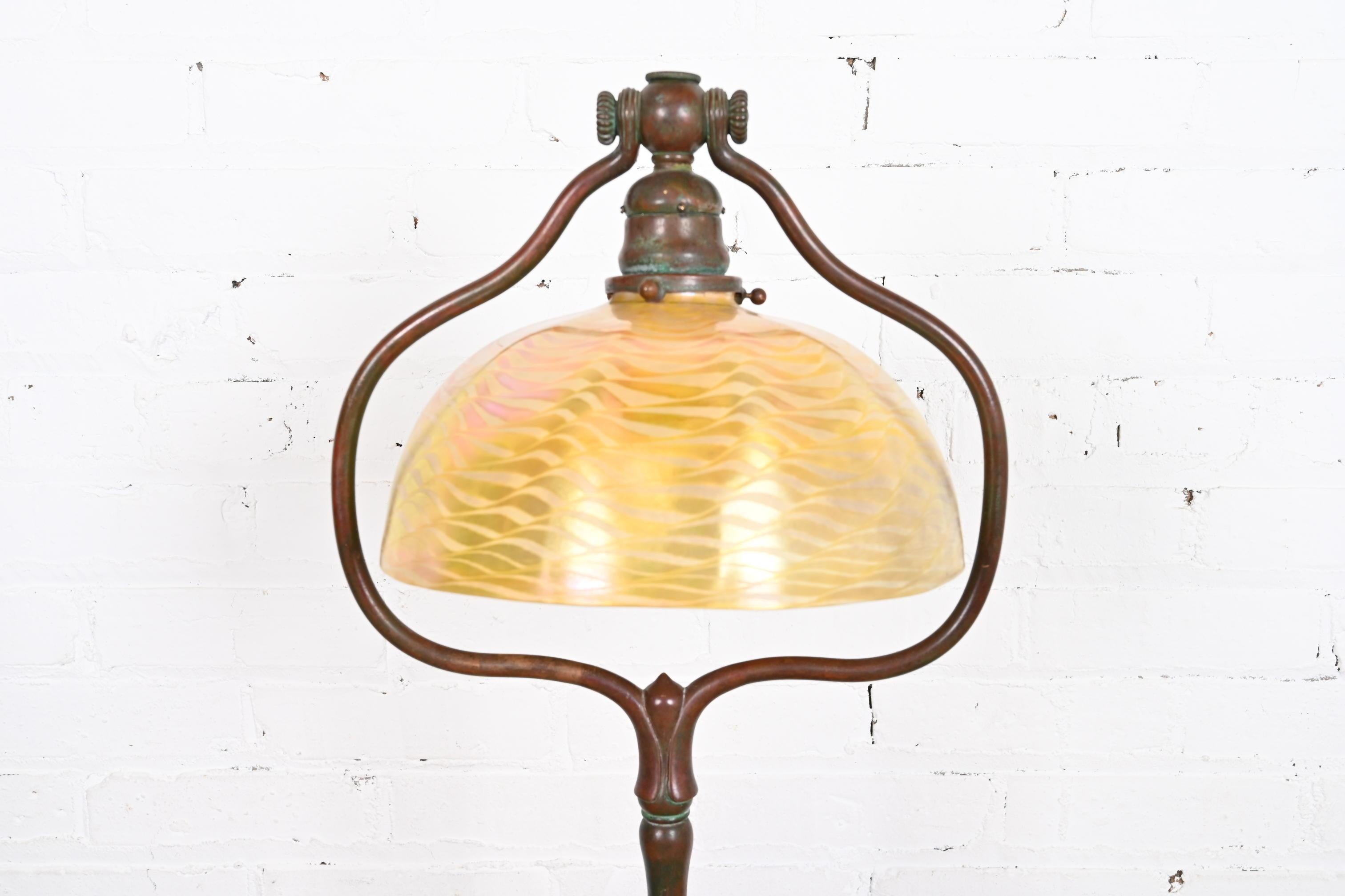 Lampada da terra ad arpa in bronzo di Tiffany Studios con paralume in vetro di Favrile Damascena In condizioni buone in vendita a South Bend, IN