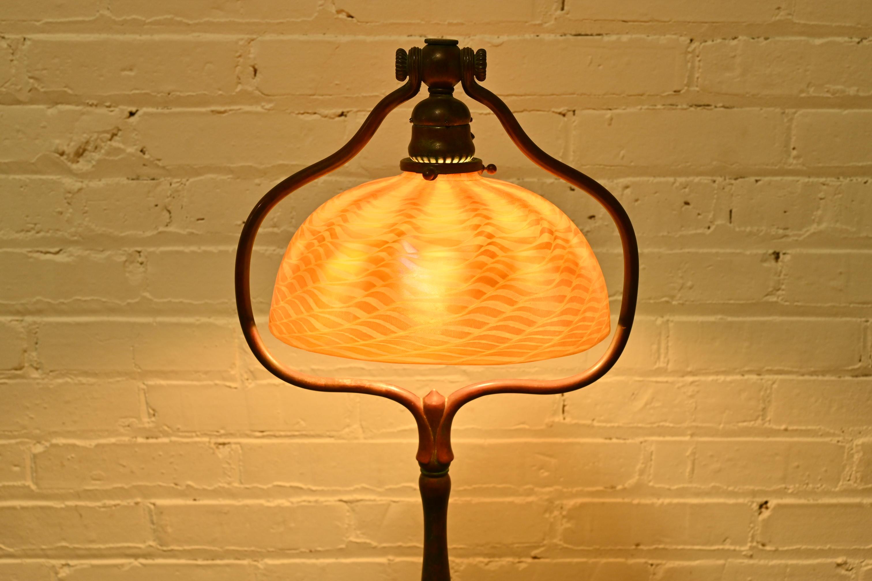 XX secolo Lampada da terra ad arpa in bronzo di Tiffany Studios con paralume in vetro di Favrile Damascena in vendita