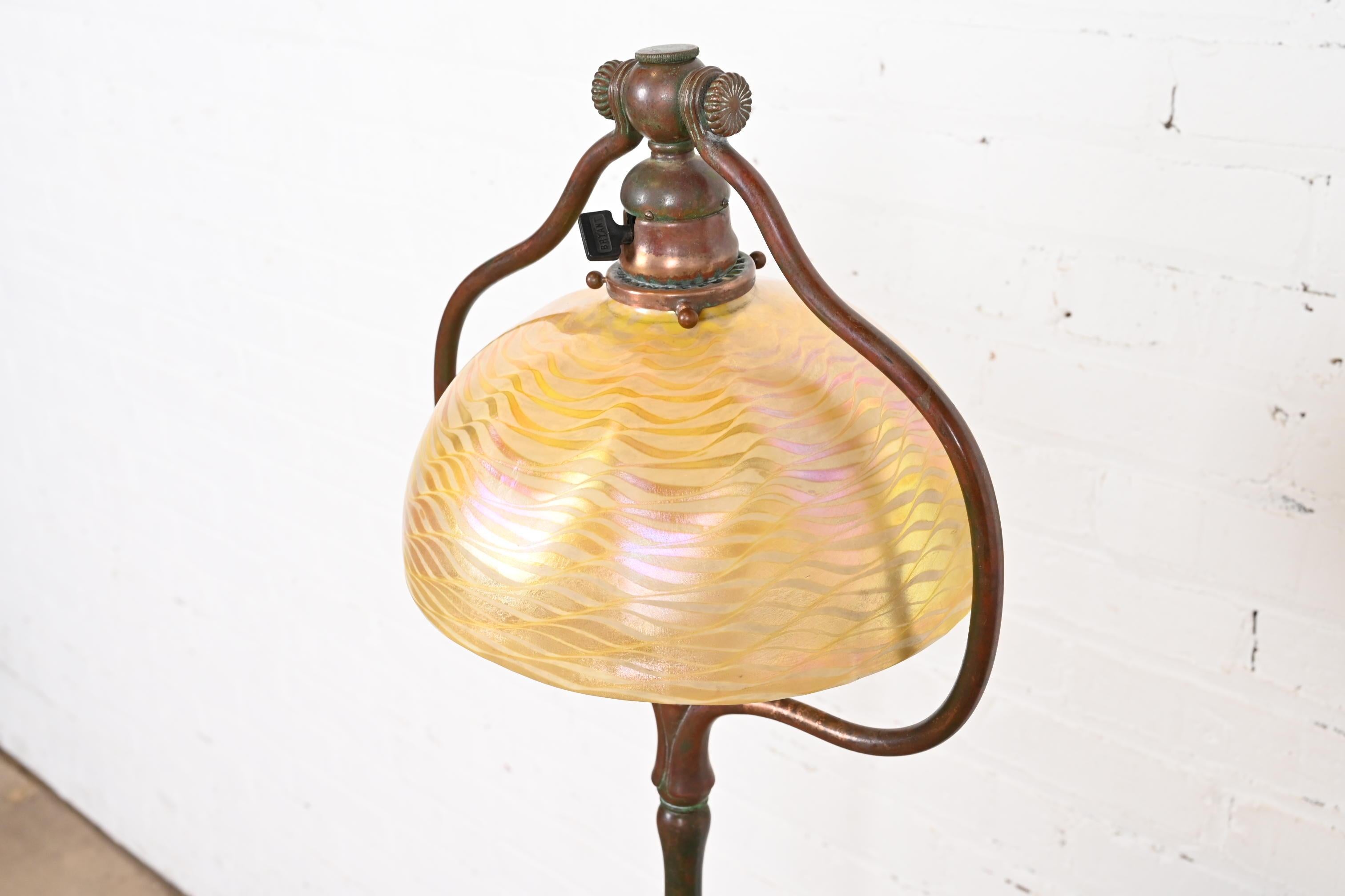 Bronzo Lampada da terra ad arpa in bronzo di Tiffany Studios con paralume in vetro di Favrile Damascena in vendita