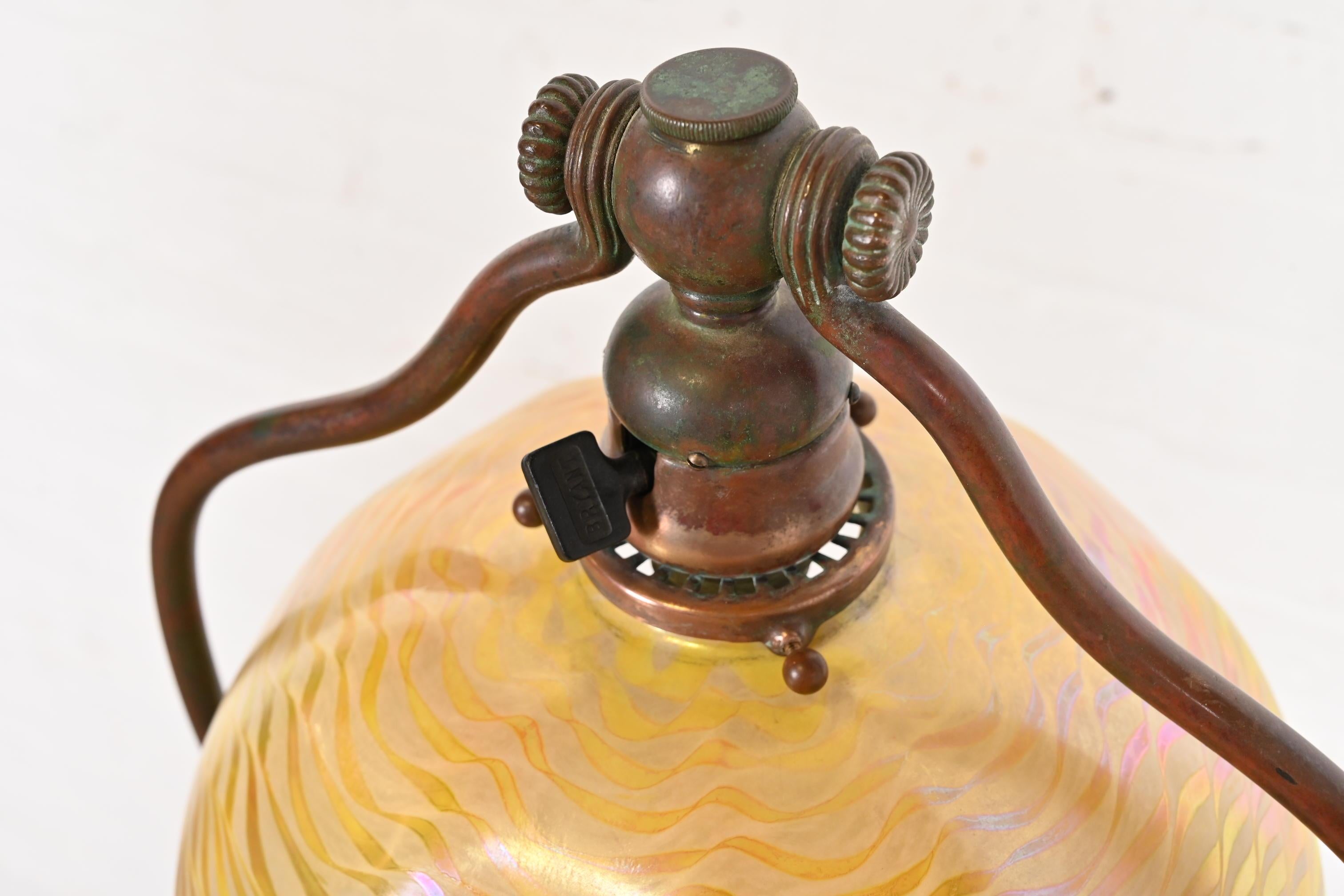 Lampada da terra ad arpa in bronzo di Tiffany Studios con paralume in vetro di Favrile Damascena in vendita 1