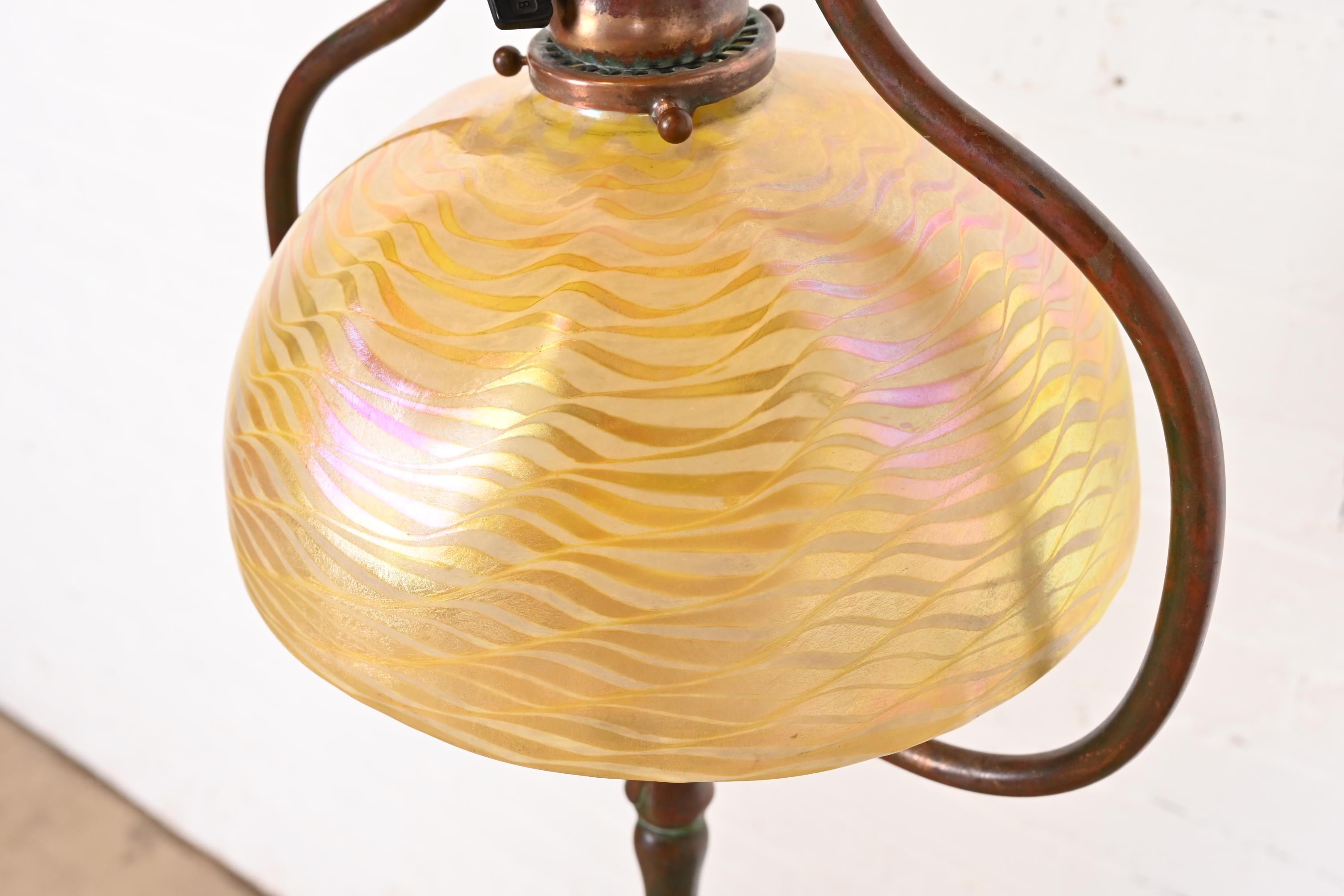 Lampada da terra ad arpa in bronzo di Tiffany Studios con paralume in vetro di Favrile Damascena in vendita 2