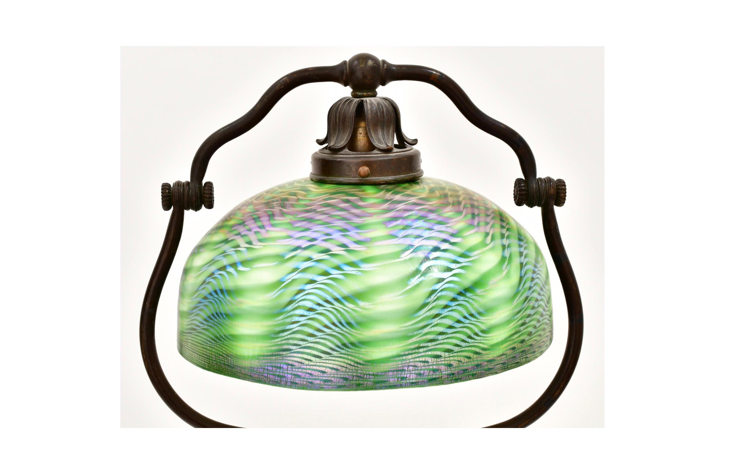 Tiffany Studios Bronze Harfe Stehleuchte mit grünem Damaszener Favrile Glasschirm (Art nouveau) im Angebot