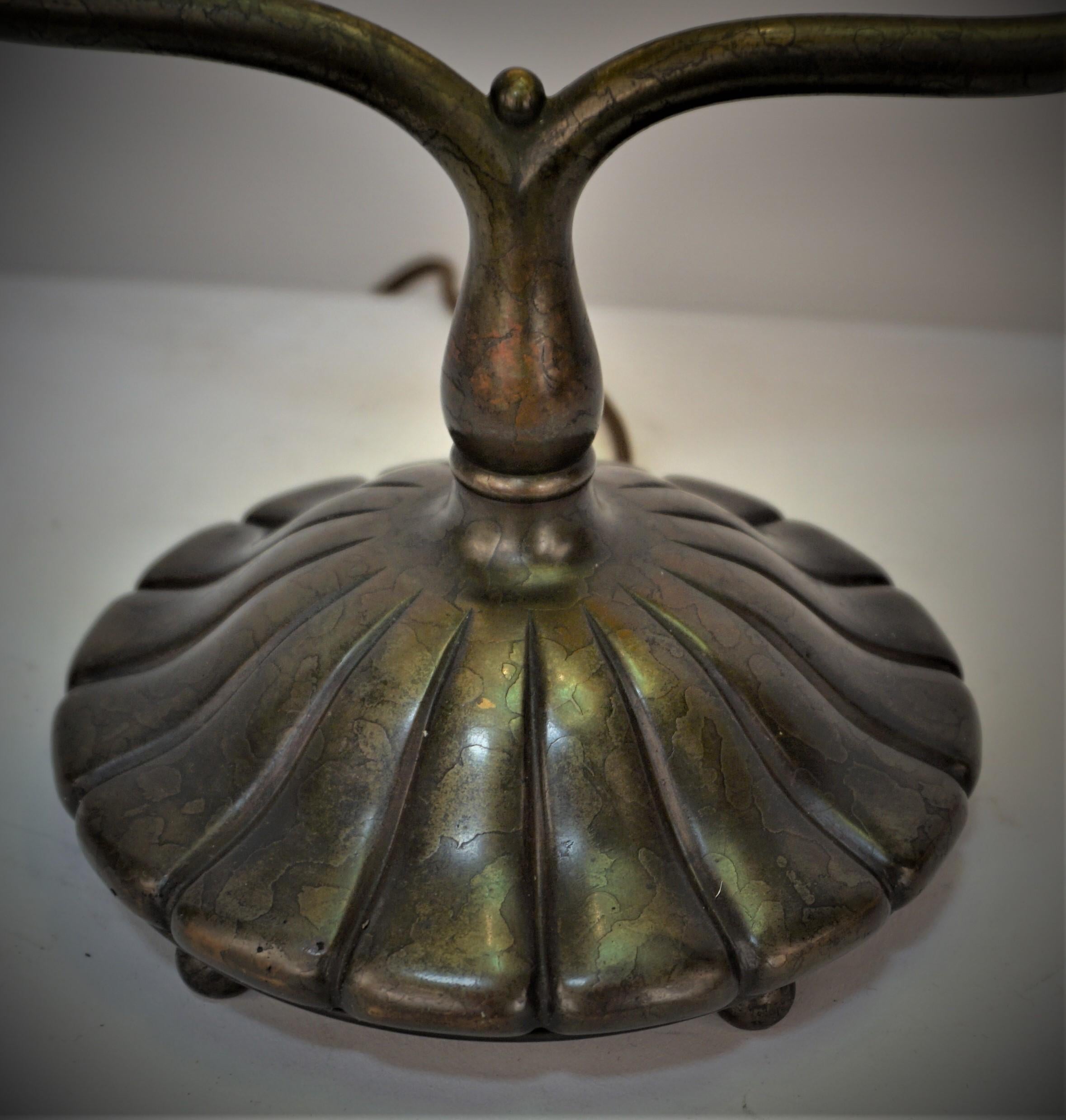  Lampe de bureau/de table en bronze de Tiffany Studios en forme de harpe avec un magnifique abat-jour en or irisé.
Marqué Tiffany Studios New York
