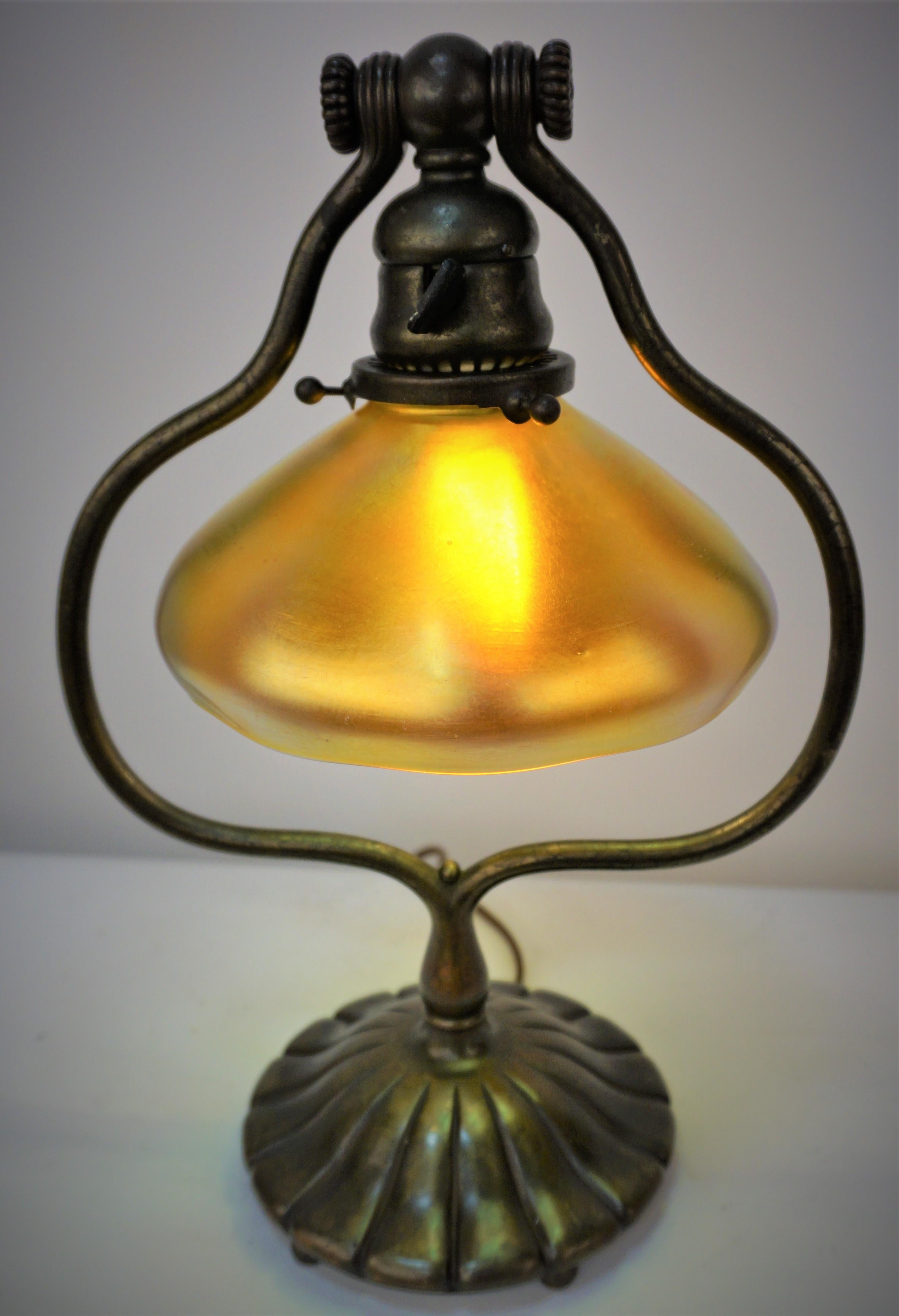 Lampe de bureau à harpe en bronze Tiffany Studios Bon état - En vente à Fairfax, VA