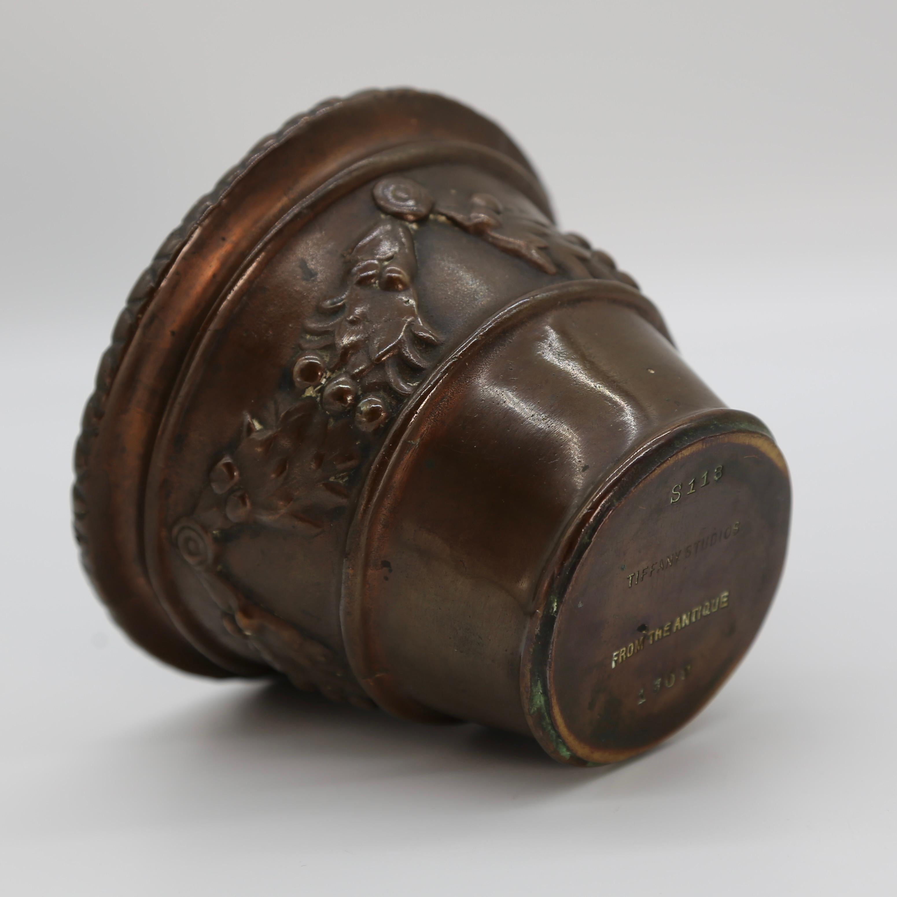 Tiffany Studios Bronze italienischen Stil Urne aus der antiken Serie frühen 1900er Jahren (amerikanisch) im Angebot
