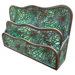 Briefhalter aus Bronze und Schlackenglas von Tiffany Studios –  Stickley Ära W8373